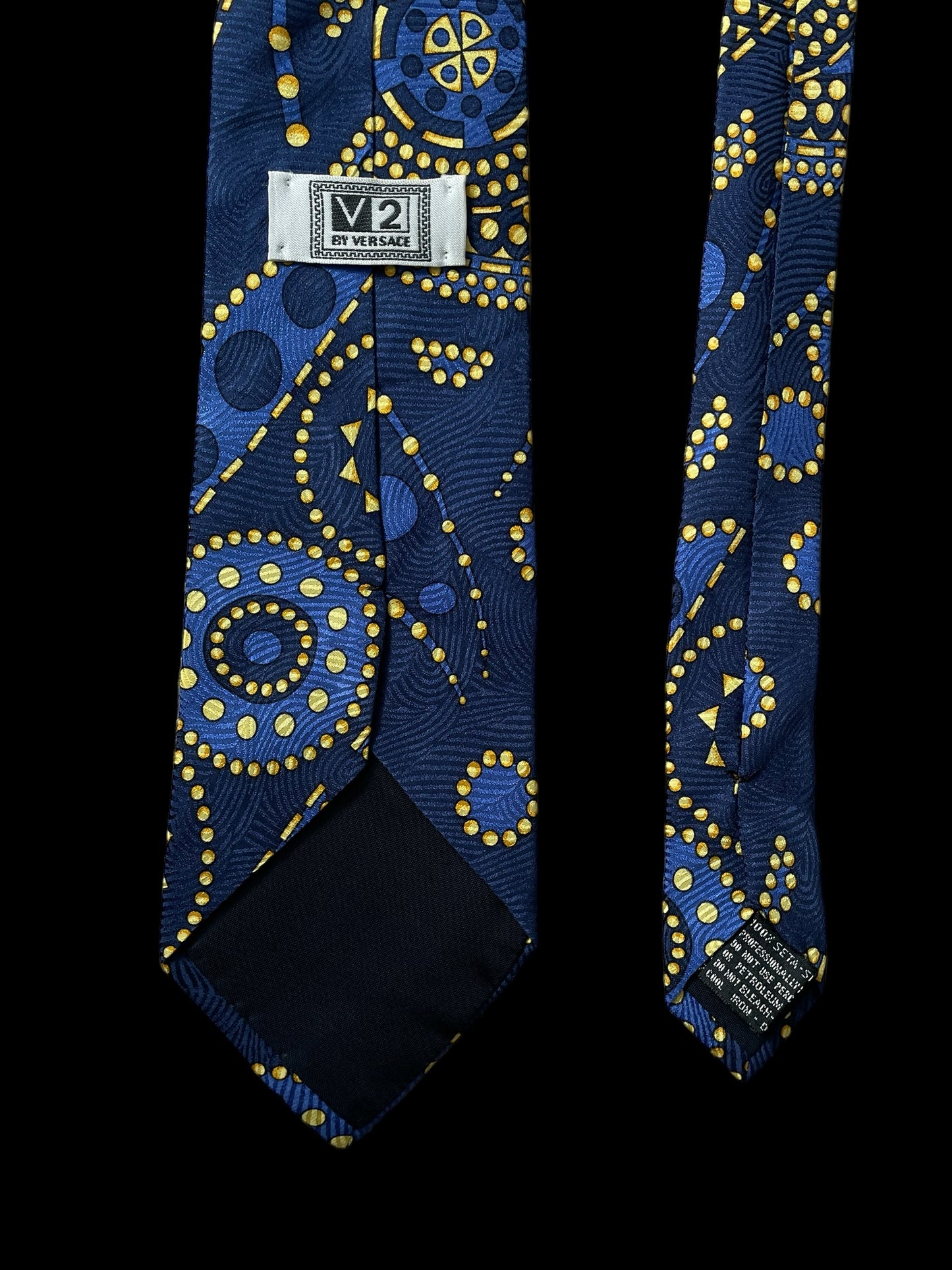V2 by VERSACE Vintage Crepe Silk Jacquard Tie (9.2 cm by 145 cm). Navy blue abstract Printed