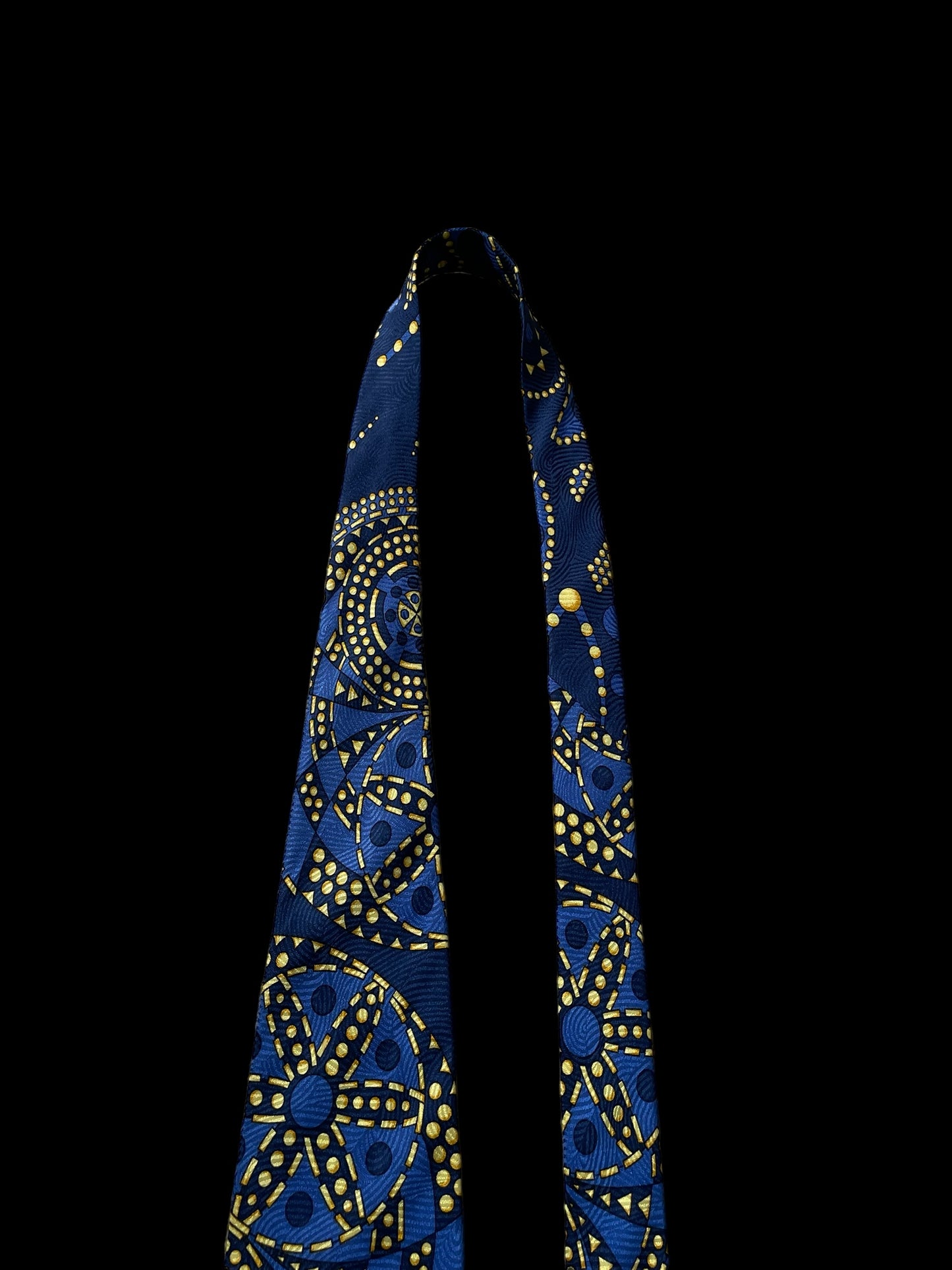 V2 by VERSACE Vintage Crepe Silk Jacquard Tie (9.2 cm by 145 cm). Navy blue abstract Printed