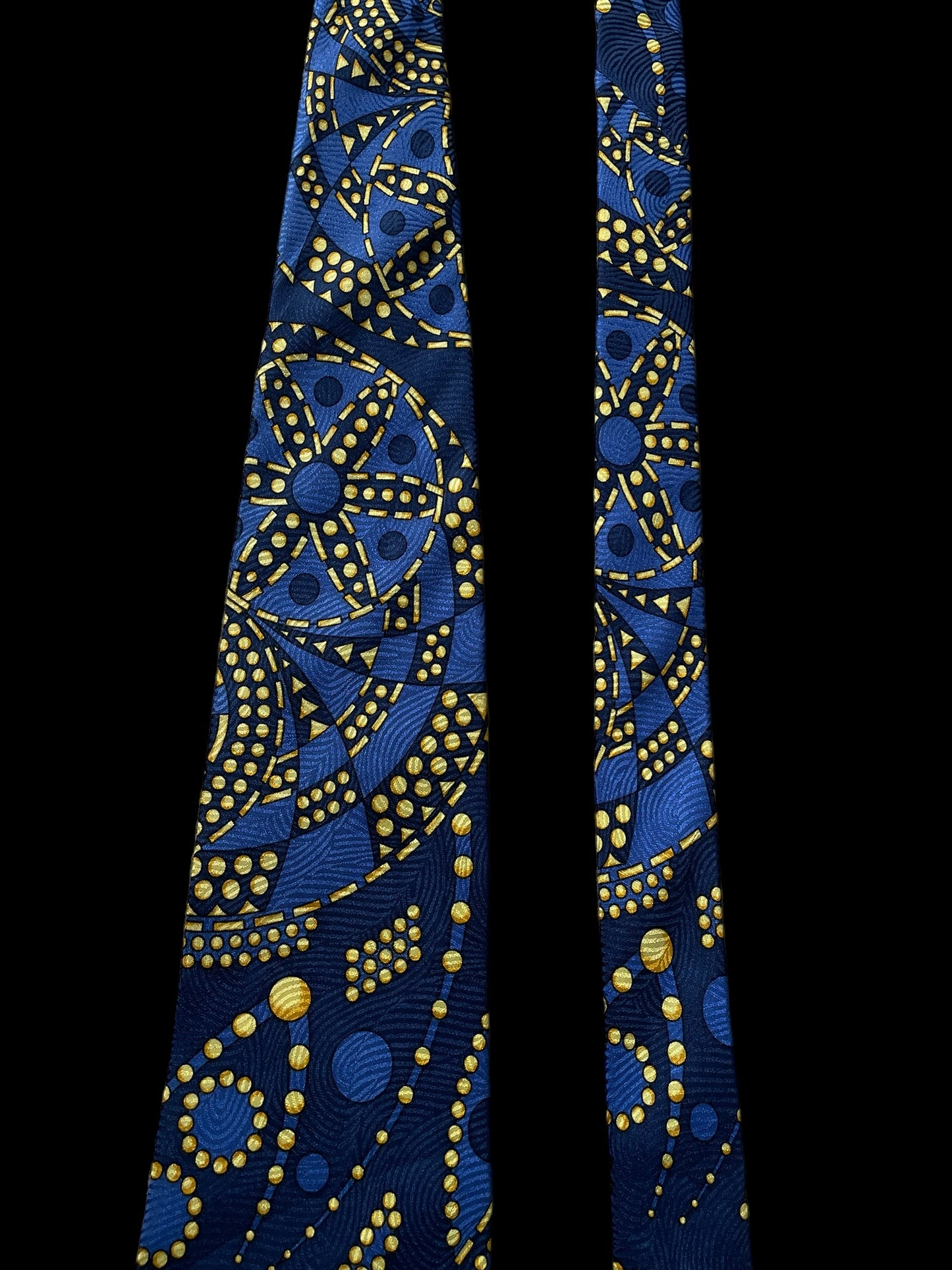 V2 by VERSACE Vintage Crepe Silk Jacquard Tie (9.2 cm by 145 cm). Navy blue abstract Printed