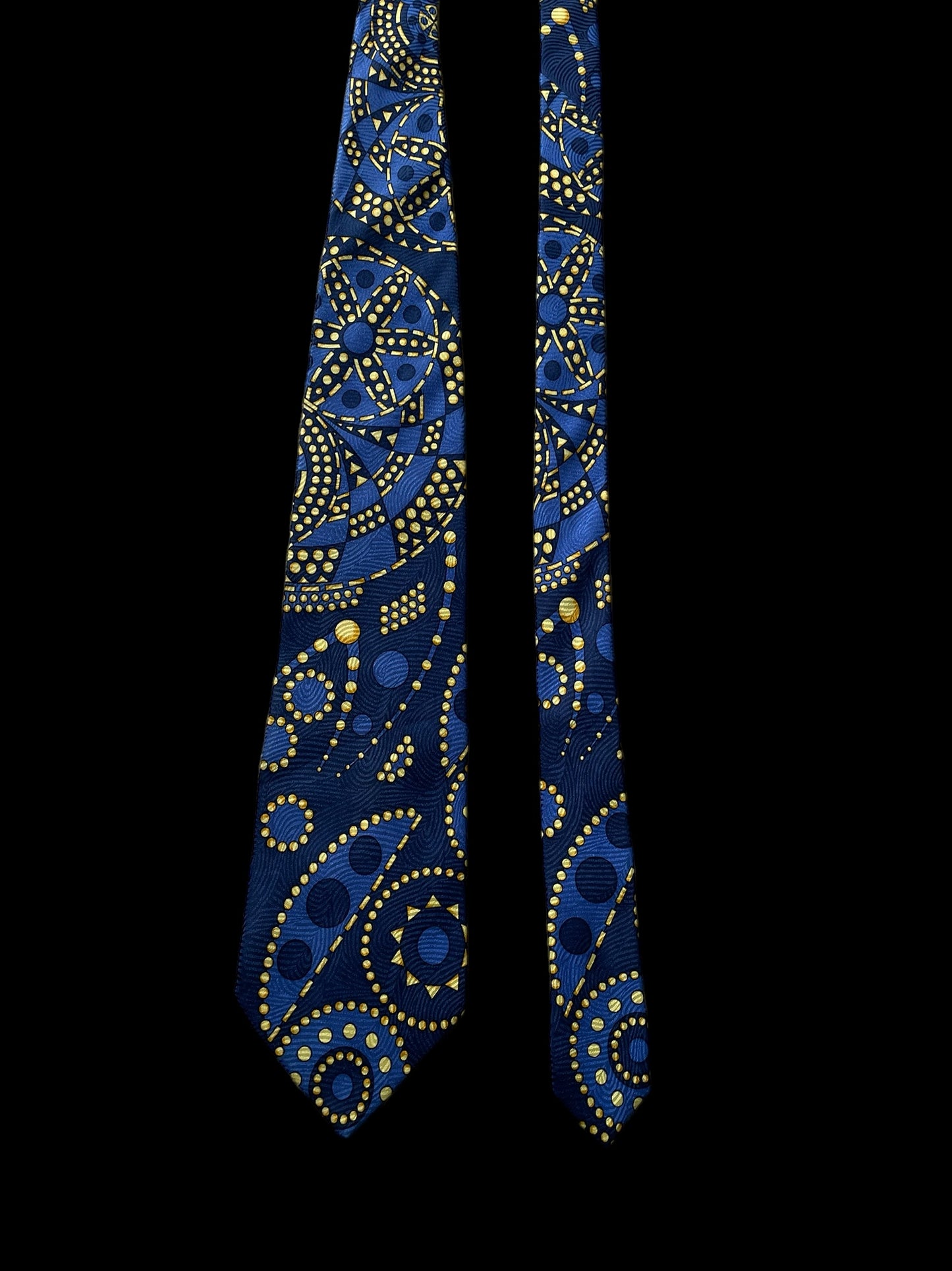 V2 by VERSACE Vintage Crepe Silk Jacquard Tie (9.2 cm by 145 cm). Navy blue abstract Printed