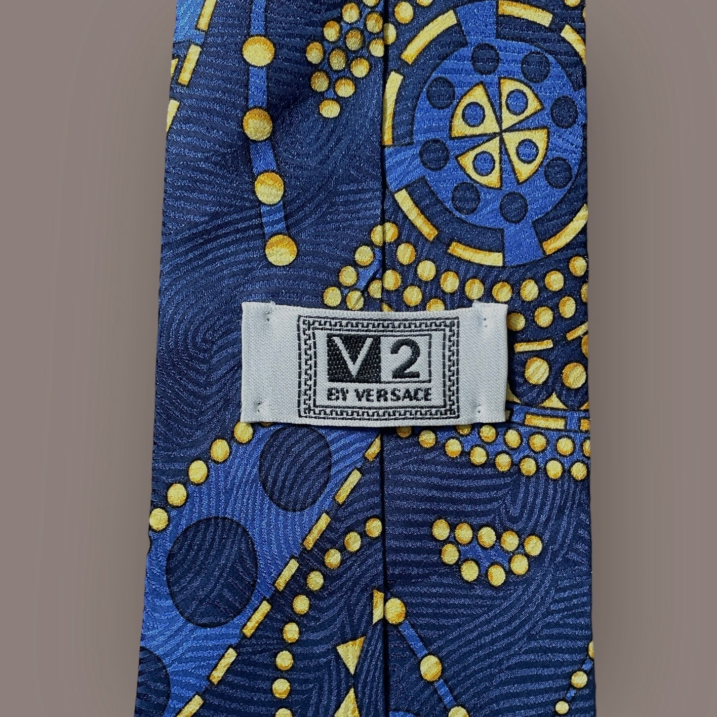 V2 by VERSACE Vintage Crepe Silk Jacquard Tie (9.2 cm by 145 cm). Navy blue abstract Printed