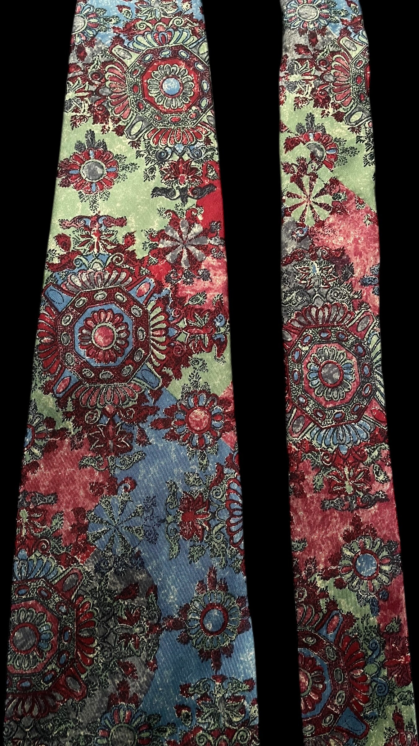 GUCCI Vintage Burgundy Baroque Silk Tie (9 cm by 149 cm)