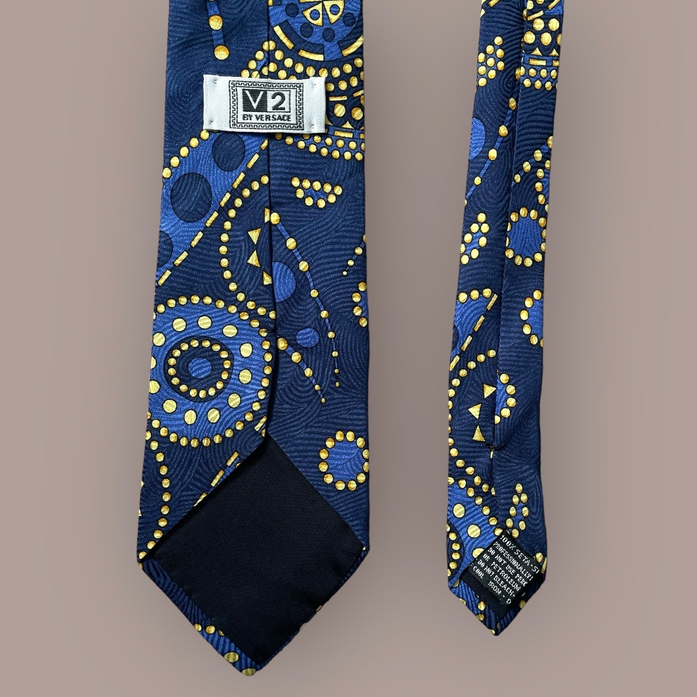 V2 by VERSACE Vintage Crepe Silk Jacquard Tie (9.2 cm by 145 cm). Navy blue abstract Printed