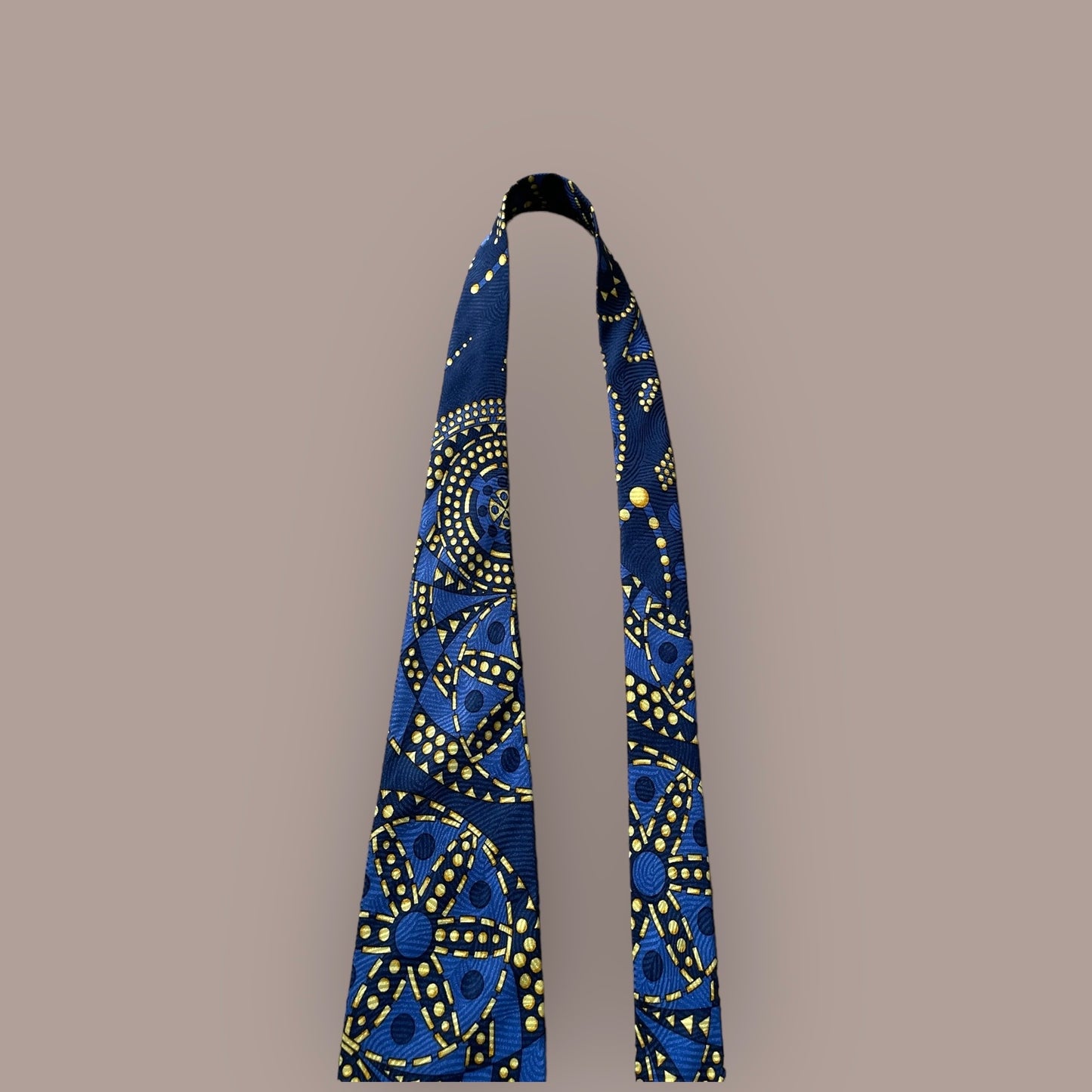 V2 by VERSACE Vintage Crepe Silk Jacquard Tie (9.2 cm by 145 cm). Navy blue abstract Printed