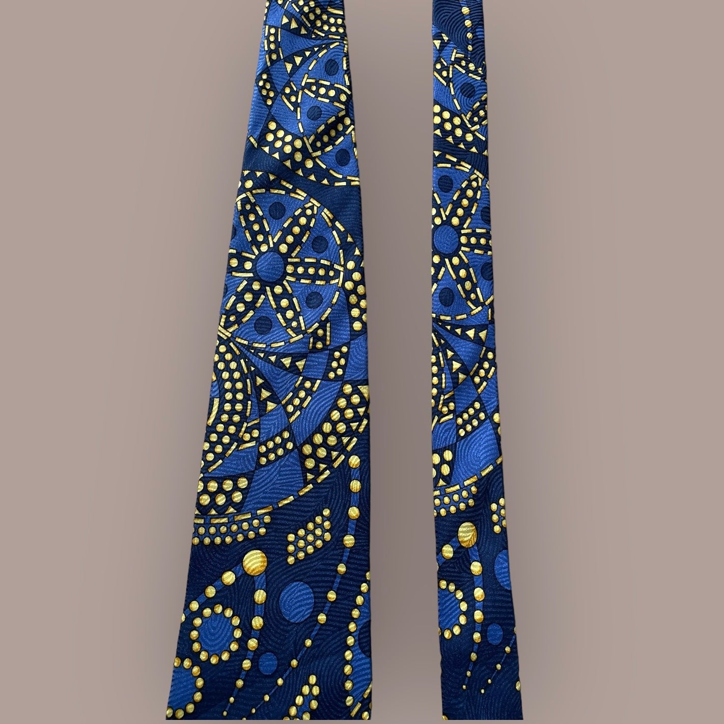 V2 by VERSACE Vintage Crepe Silk Jacquard Tie (9.2 cm by 145 cm). Navy blue abstract Printed