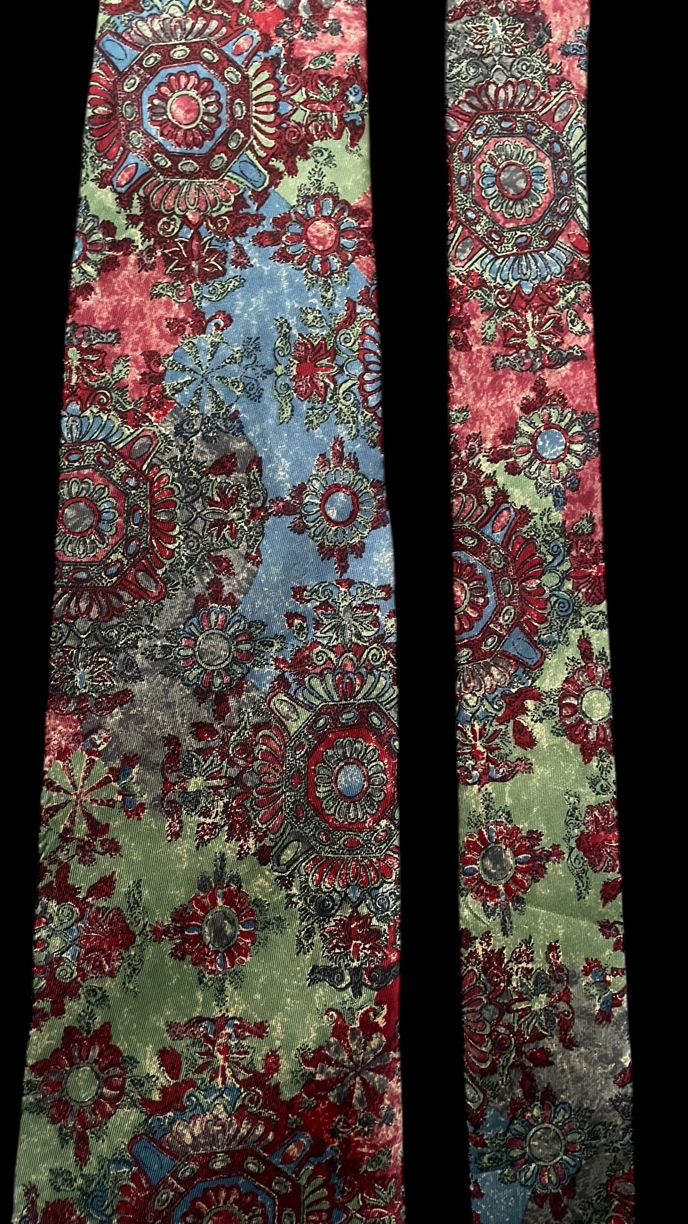 GUCCI Vintage Burgundy Baroque Silk Tie (9 cm by 149 cm)