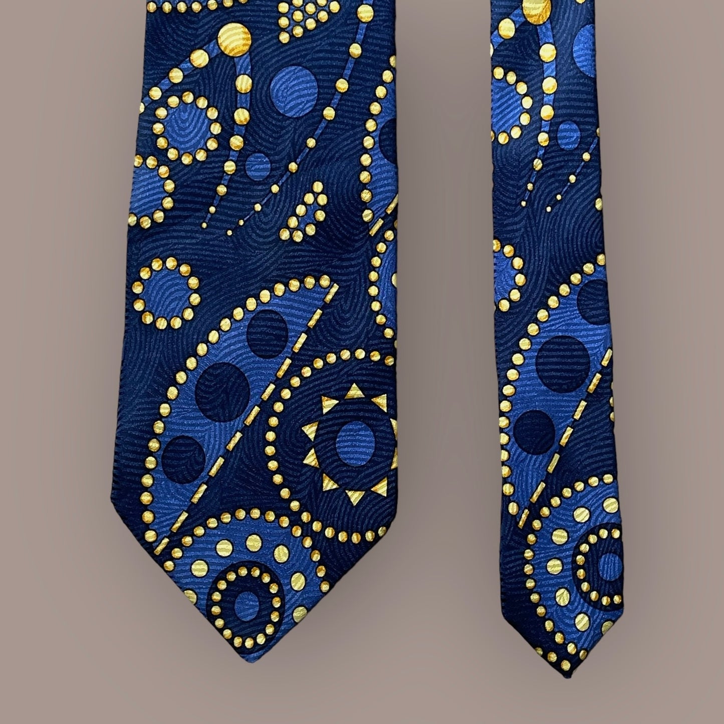 V2 by VERSACE Vintage Crepe Silk Jacquard Tie (9.2 cm by 145 cm). Navy blue abstract Printed