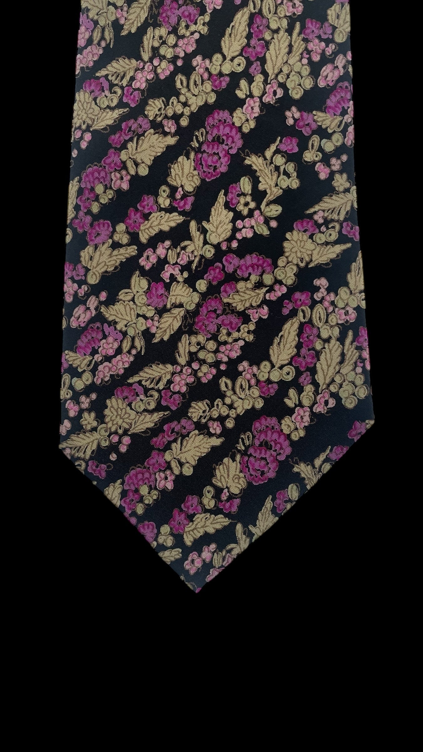 AQUASCUTUM Vintage Black Floral Silk Tie  (8.6 cm by 141 cm) Medium Front Size.