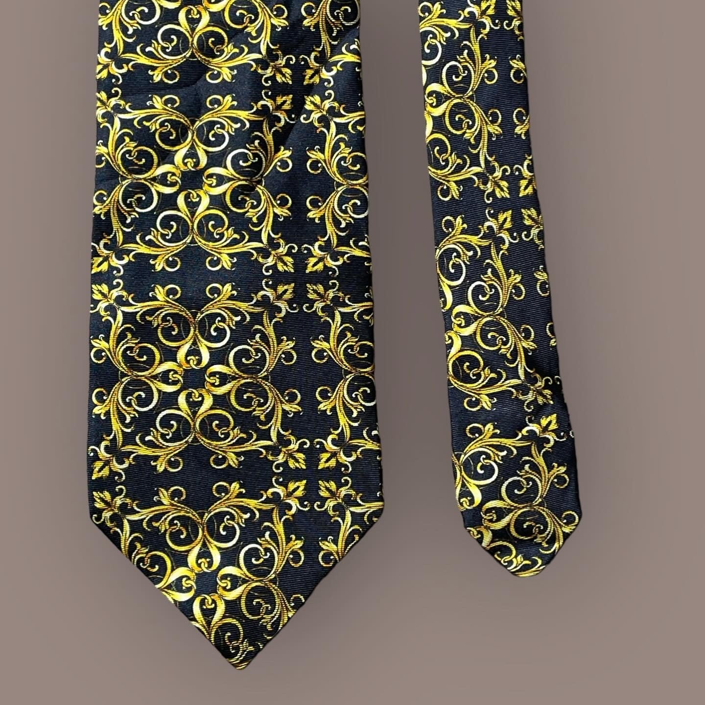 VERSACE CLASSIC V2  Vintage Silk Tie (9.3 cm by 150 cm). Black Baroque Printed