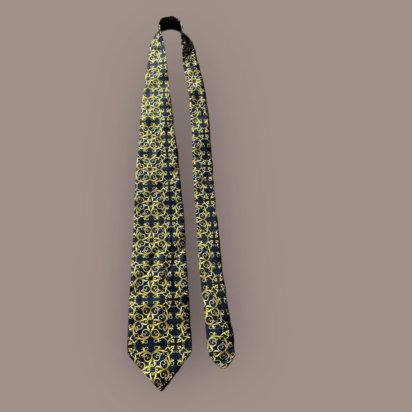 VERSACE CLASSIC V2  Vintage Silk Tie (9.3 cm by 150 cm). Black Baroque Printed