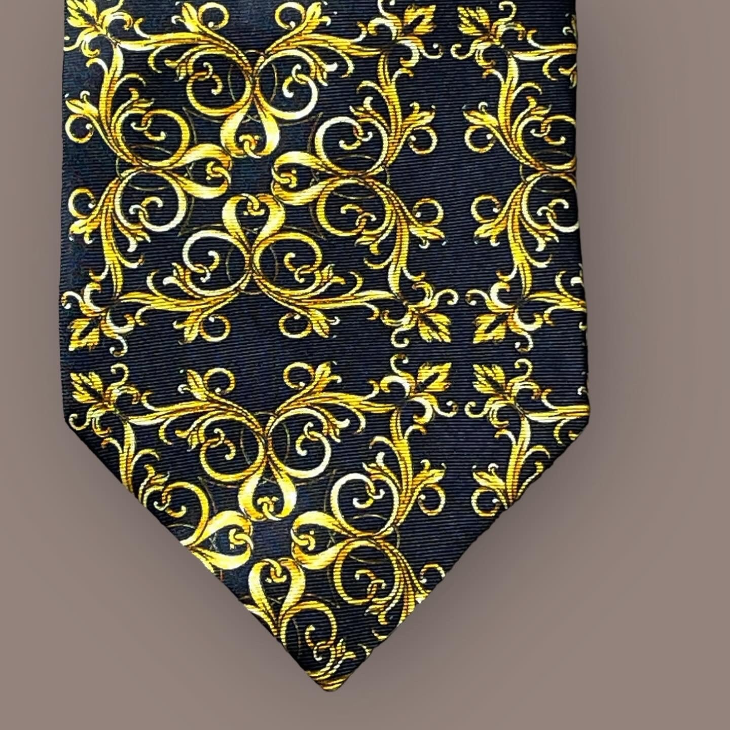 VERSACE CLASSIC V2  Vintage Silk Tie (9.3 cm by 150 cm). Black Baroque Printed