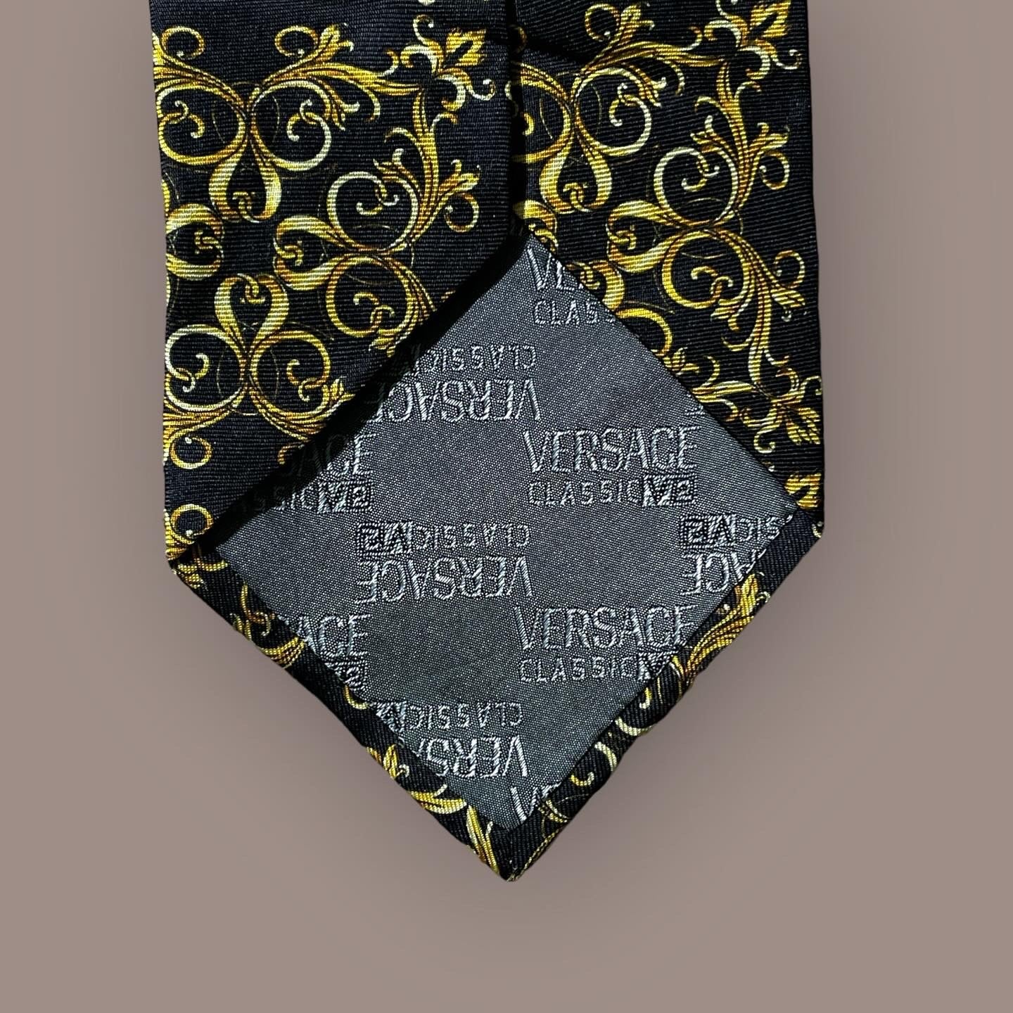 VERSACE CLASSIC V2  Vintage Silk Tie (9.3 cm by 150 cm). Black Baroque Printed