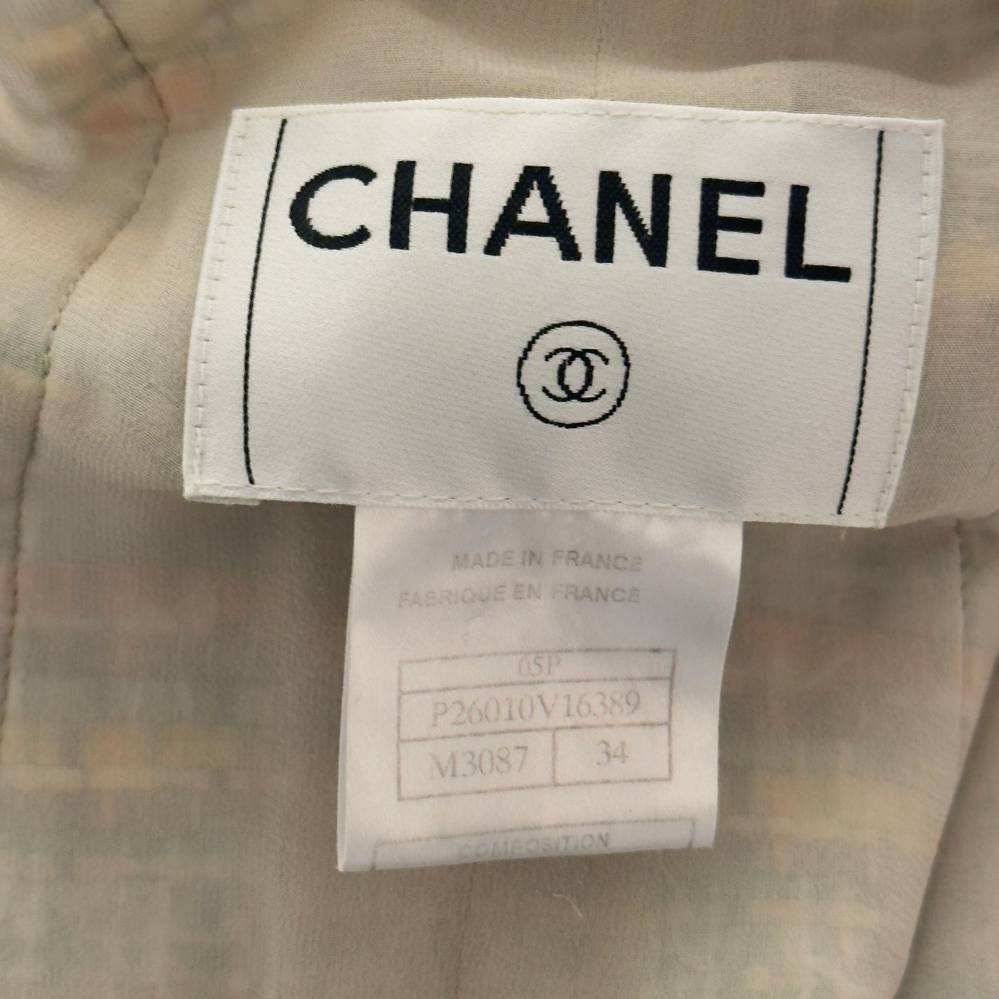 CHANEL Vintage Light Grey Tweed Jacket. Size 34 (Extra Small).