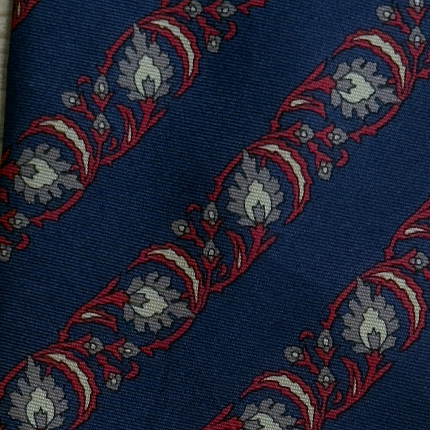 CHRISTIAN DIOR Vintage Navy Blue Floral Silk Tie (9.1 cm by 146 cm)