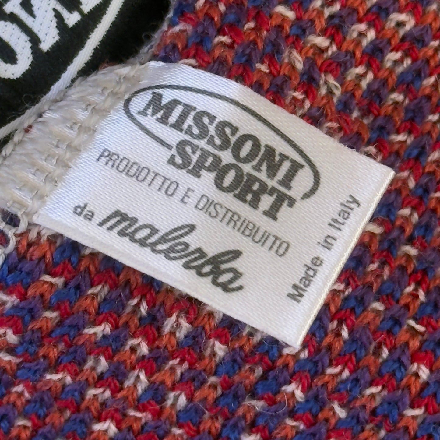 MISSONI Sport (new) Vintage Light Grey Abstract Knitted Wool Scarf (42 cm by 143 cm)