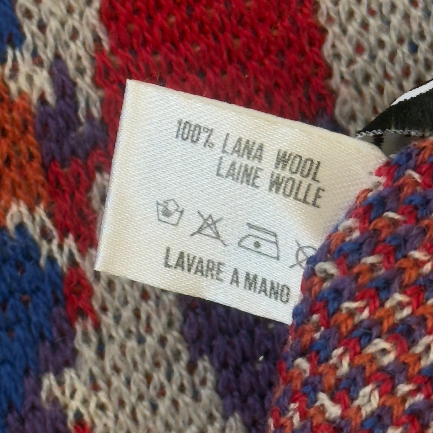 MISSONI Sport (new) Vintage Light Grey Abstract Knitted Wool Scarf (42 cm by 143 cm)