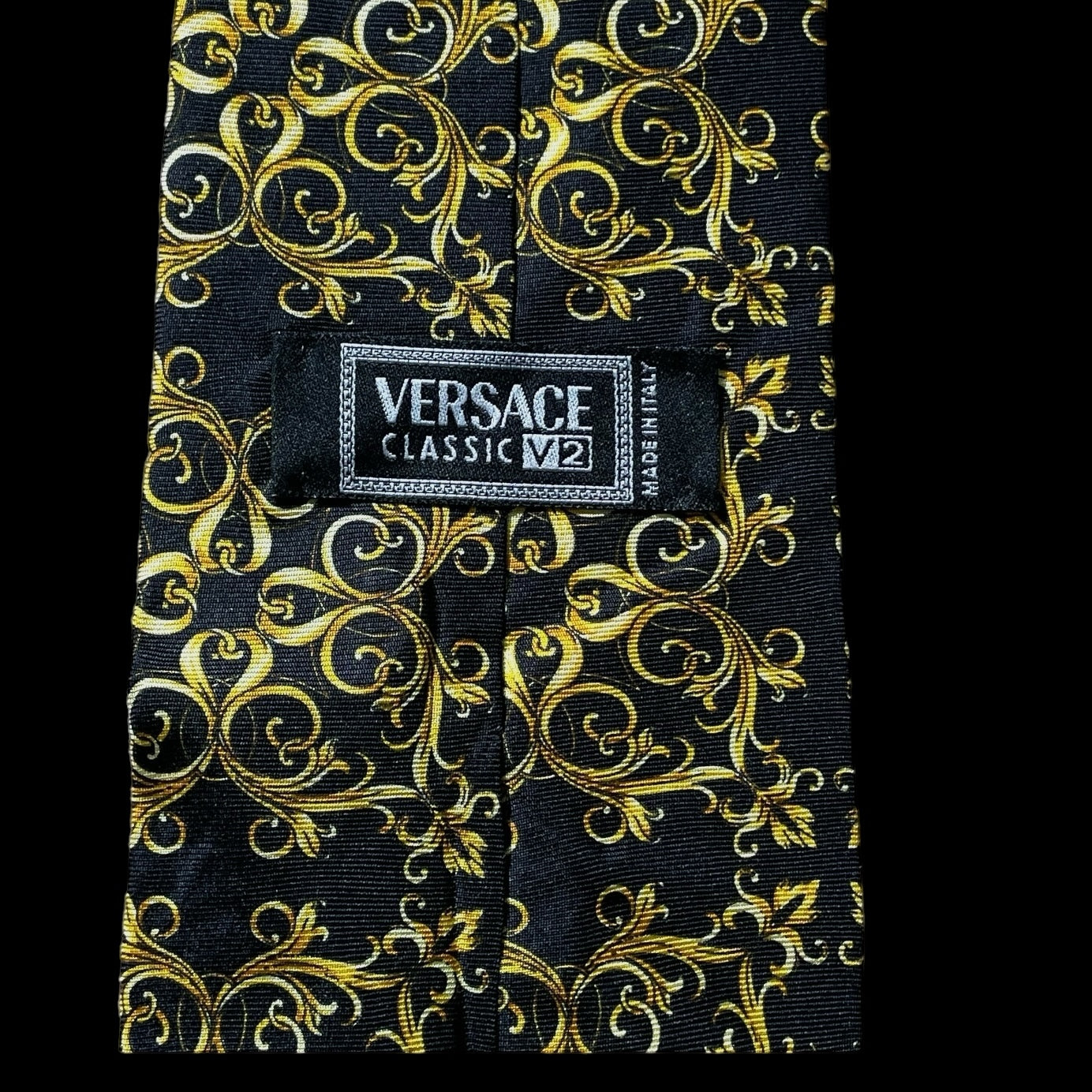 VERSACE CLASSIC V2  Vintage Silk Tie (9.3 cm by 150 cm). Black Baroque Printed