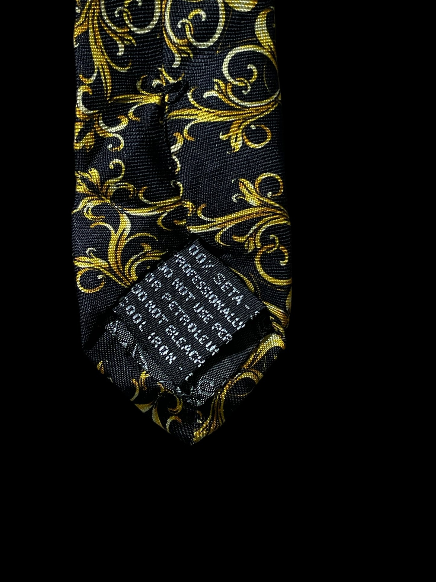 VERSACE CLASSIC V2  Vintage Silk Tie (9.3 cm by 150 cm). Black Baroque Printed