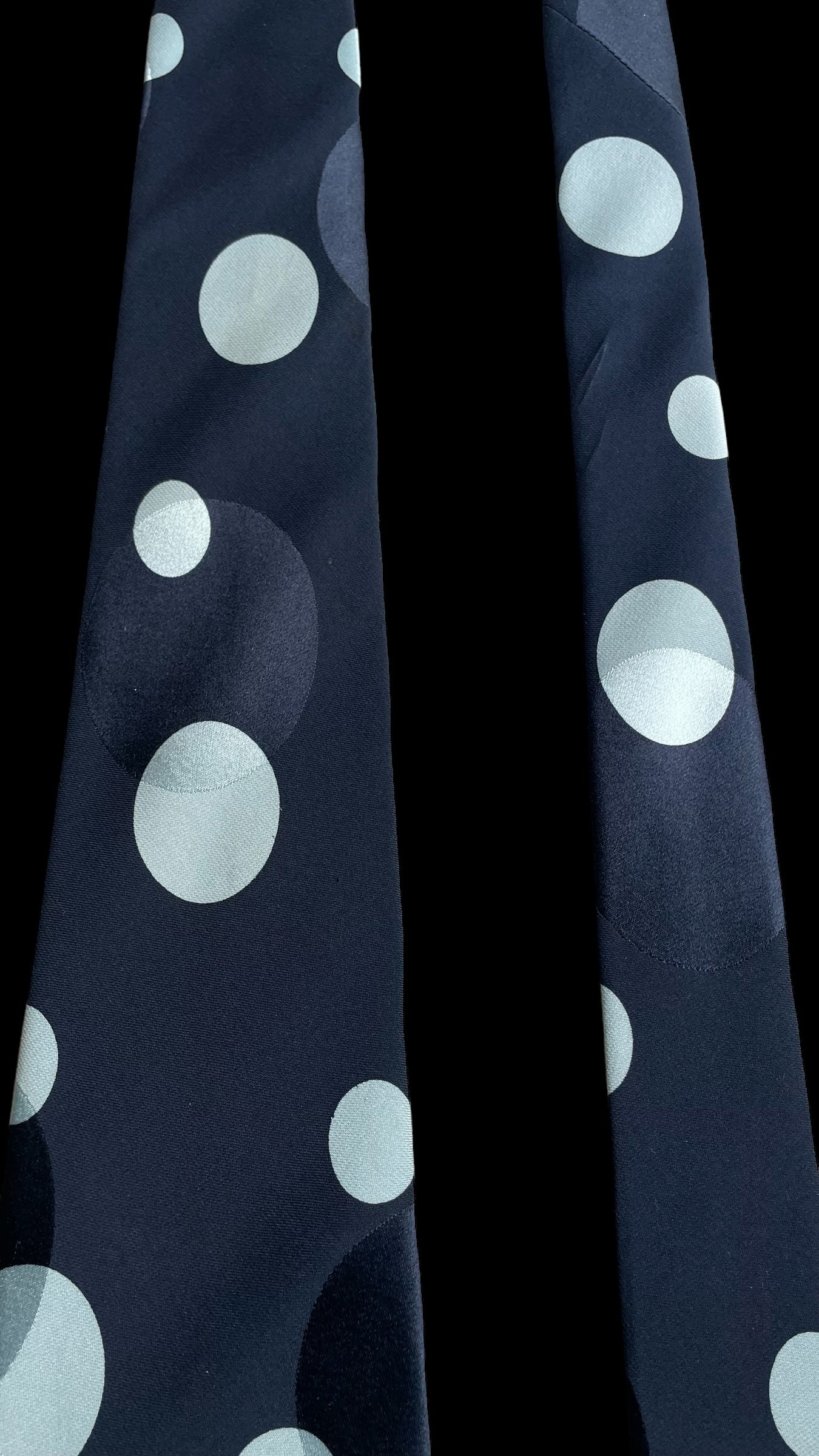 Vintage navy blue bold polka dots crepe silk jacquard tie by BRIONI (8.7 cm by 148 cm)