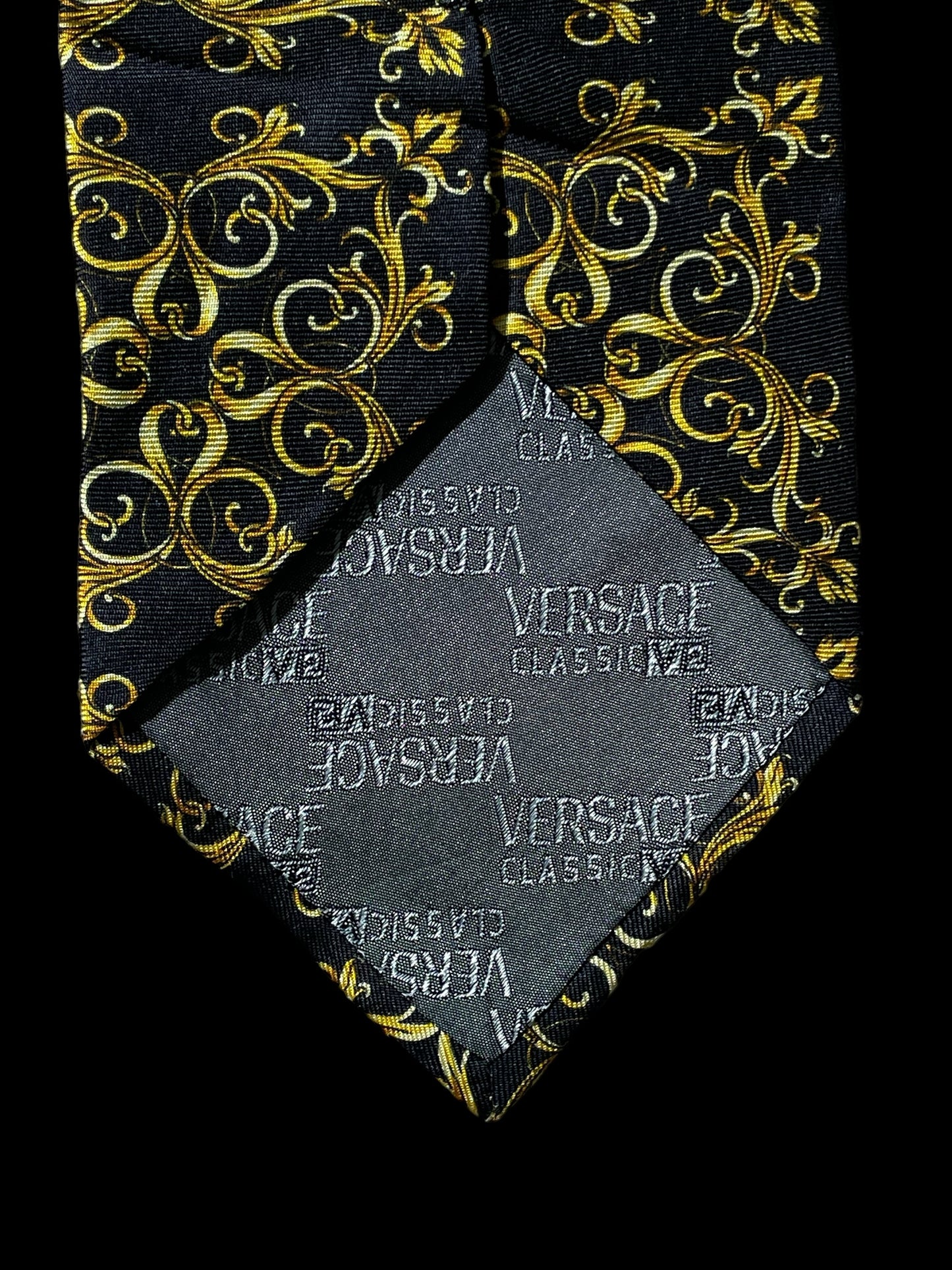 VERSACE CLASSIC V2  Vintage Silk Tie (9.3 cm by 150 cm). Black Baroque Printed