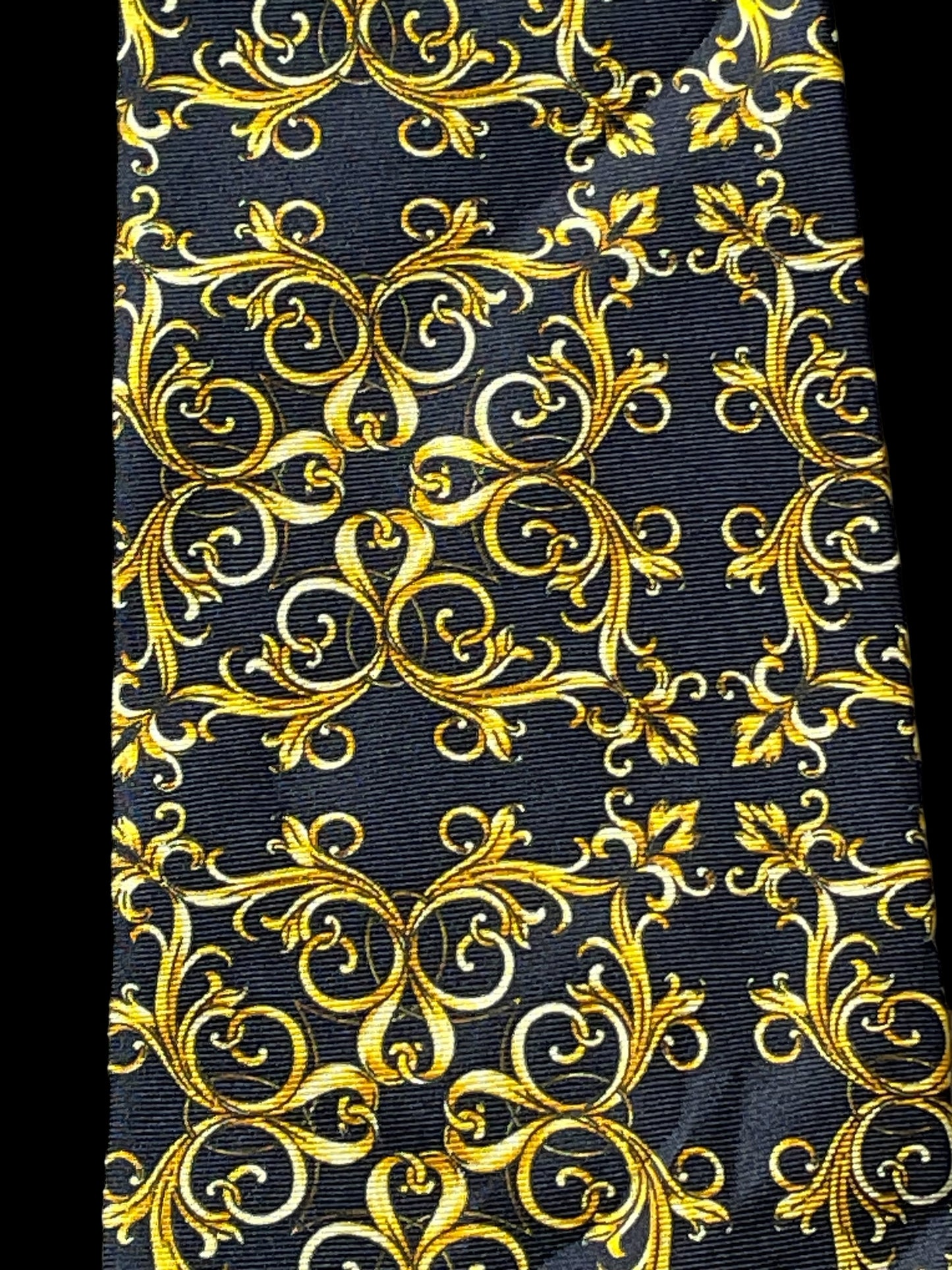 VERSACE CLASSIC V2  Vintage Silk Tie (9.3 cm by 150 cm). Black Baroque Printed