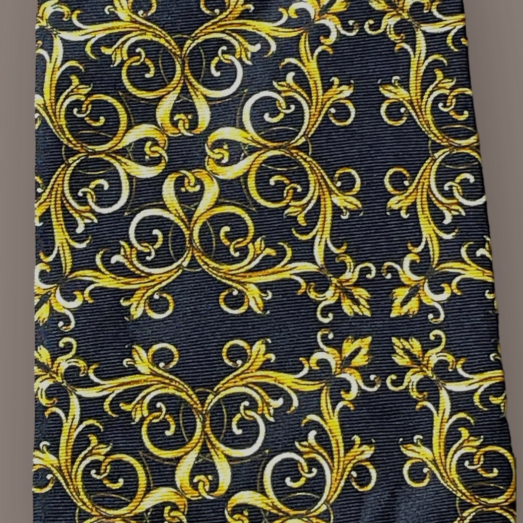 VERSACE CLASSIC V2  Vintage Silk Tie (9.3 cm by 150 cm). Black Baroque Printed