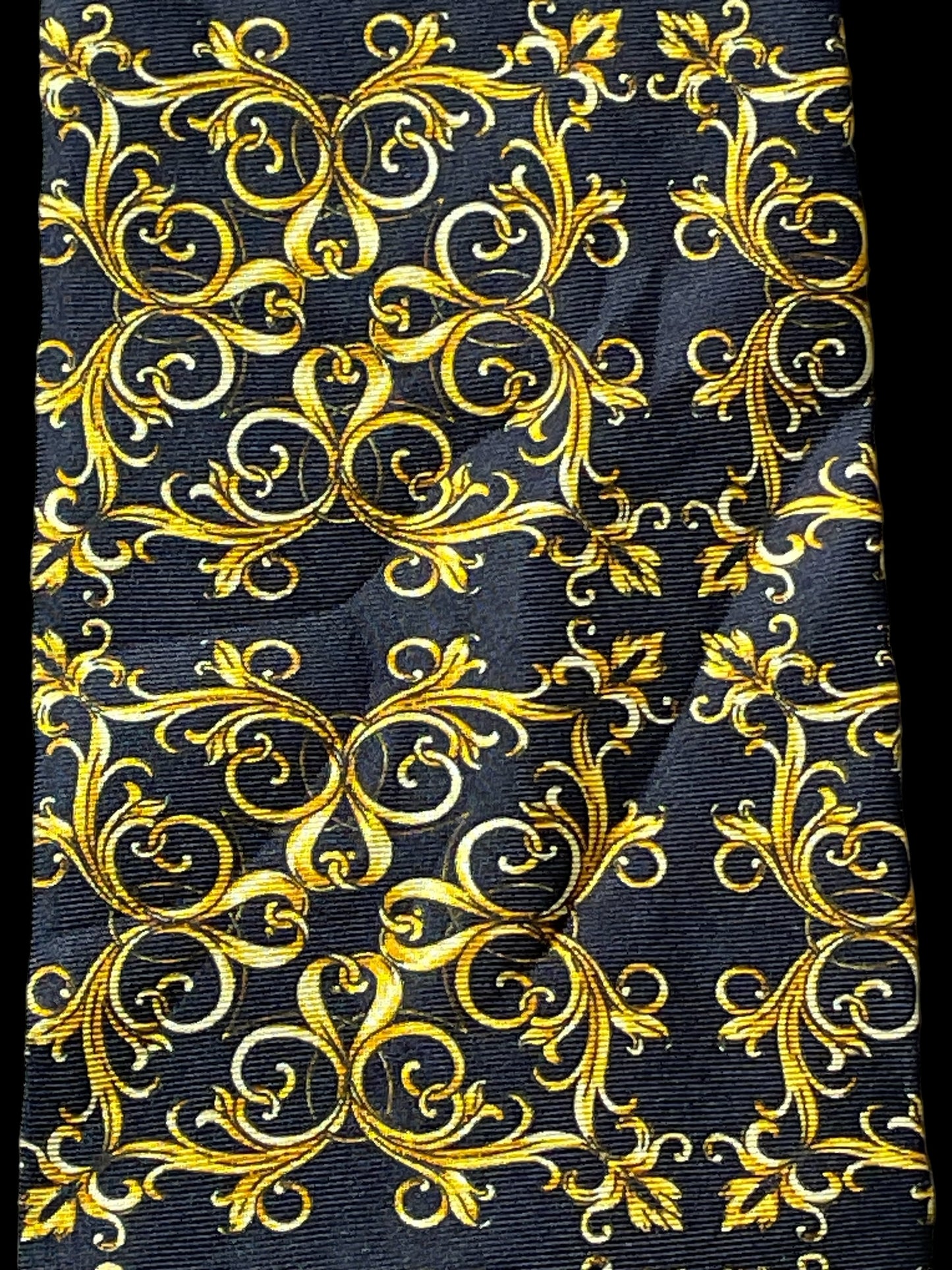 VERSACE CLASSIC V2  Vintage Silk Tie (9.3 cm by 150 cm). Black Baroque Printed