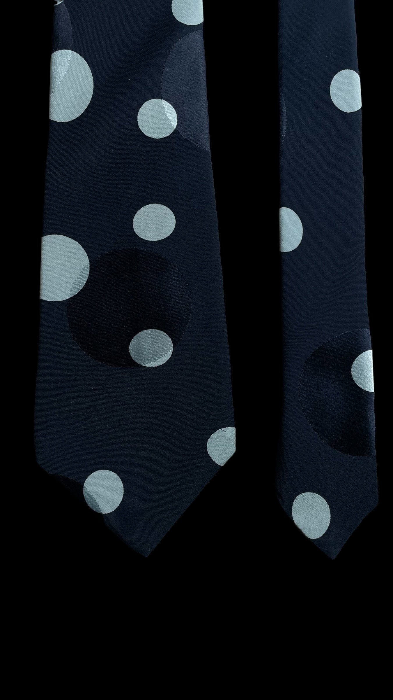 Vintage navy blue bold polka dots crepe silk jacquard tie by BRIONI (8.7 cm by 148 cm)