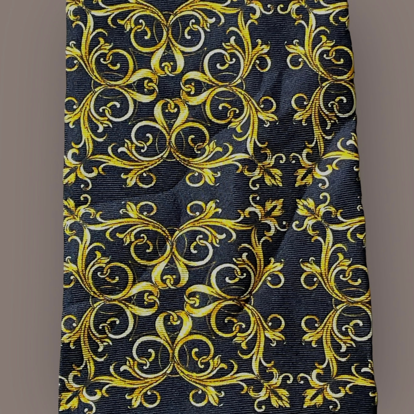 VERSACE CLASSIC V2  Vintage Silk Tie (9.3 cm by 150 cm). Black Baroque Printed