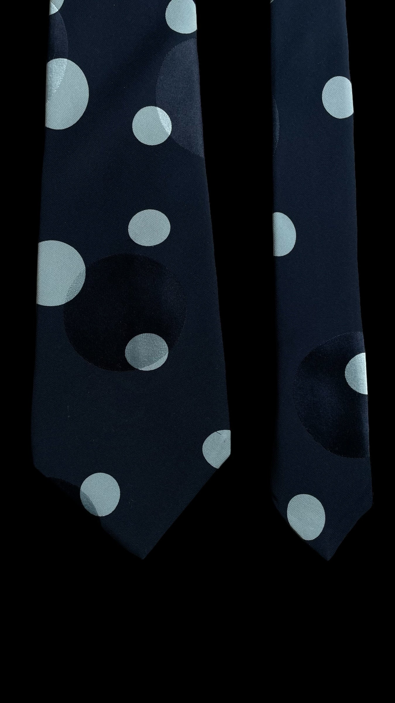 Vintage navy blue bold polka dots crepe silk jacquard tie by BRIONI (8.7 cm by 148 cm)