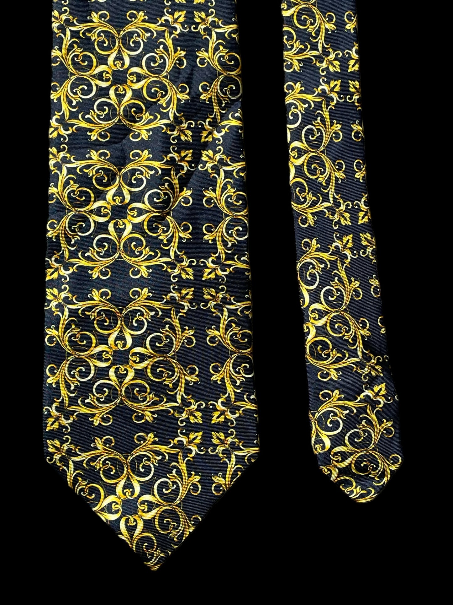 VERSACE CLASSIC V2  Vintage Silk Tie (9.3 cm by 150 cm). Black Baroque Printed