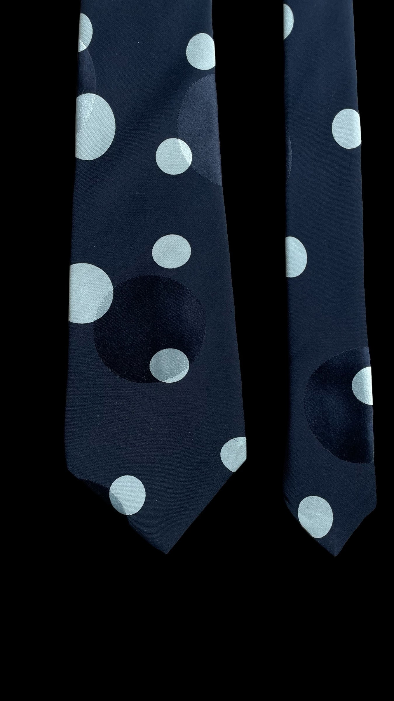 Vintage navy blue bold polka dots crepe silk jacquard tie by BRIONI (8.7 cm by 148 cm)