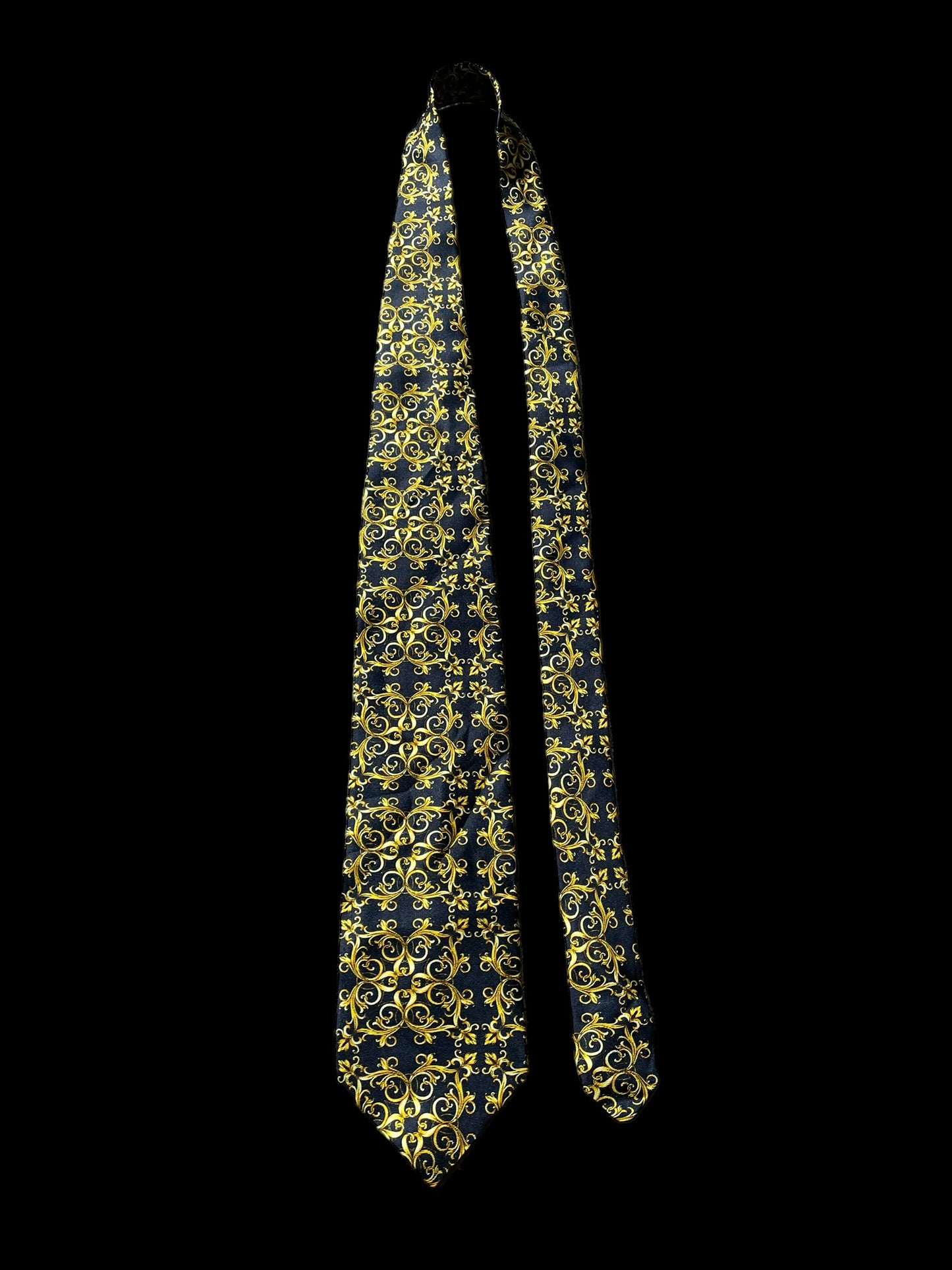 VERSACE CLASSIC V2  Vintage Silk Tie (9.3 cm by 150 cm). Black Baroque Printed