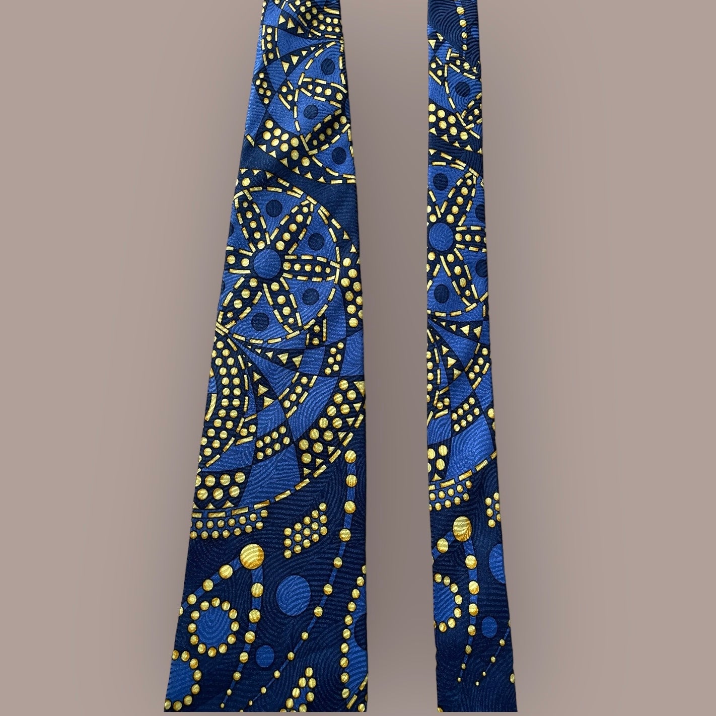 V2 by VERSACE  Vintage Crepe Silk Jacquard Tie (9.2 cm by 145 cm). Navy blue abstract Printed