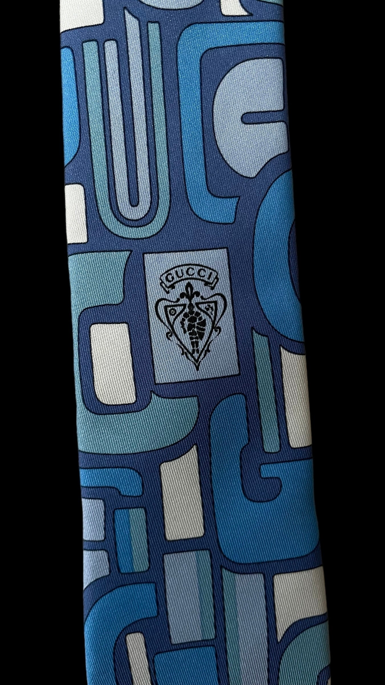 GUCCI blue abstract logos wide tie (9.5 cm by 147.5 cm)