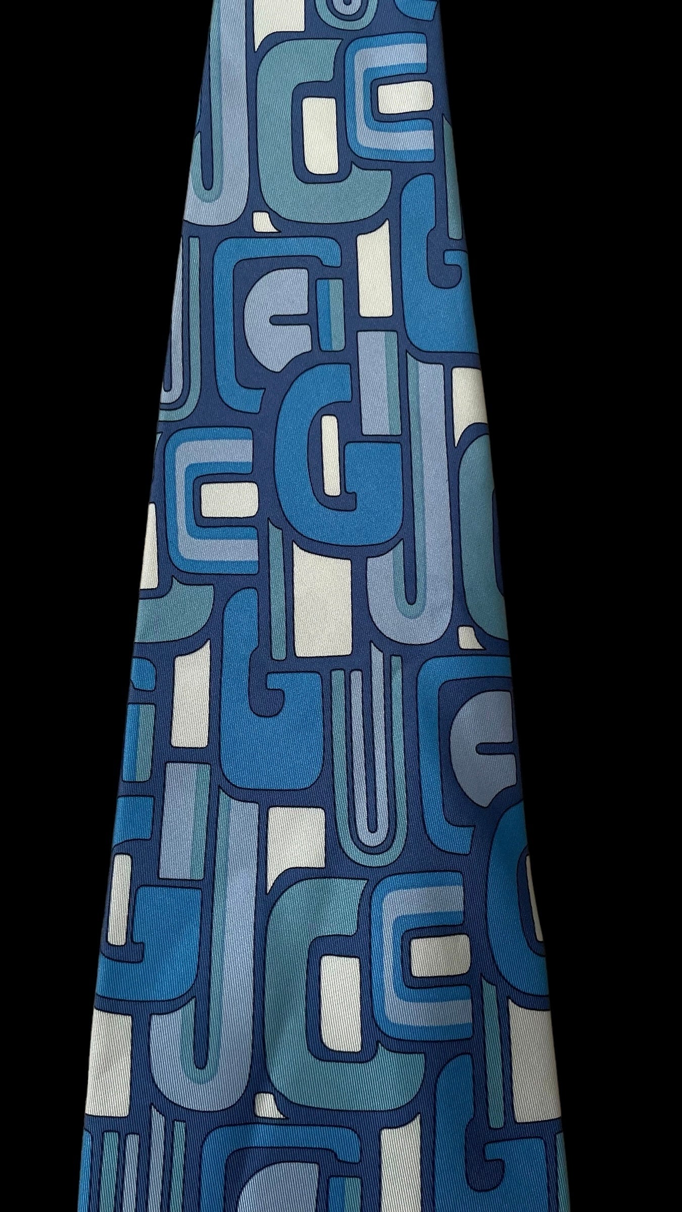 GUCCI blue abstract logos wide tie (9.5 cm by 147.5 cm)