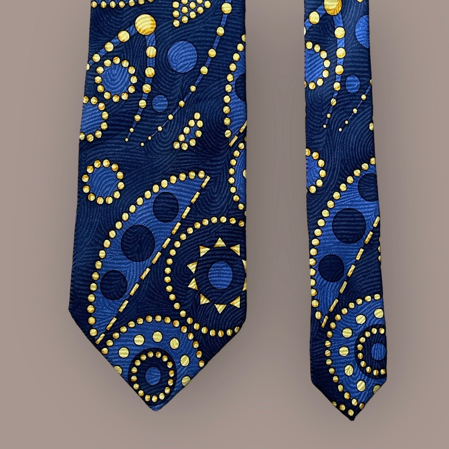 V2 by VERSACE  Vintage Crepe Silk Jacquard Tie (9.2 cm by 145 cm). Navy blue abstract Printed