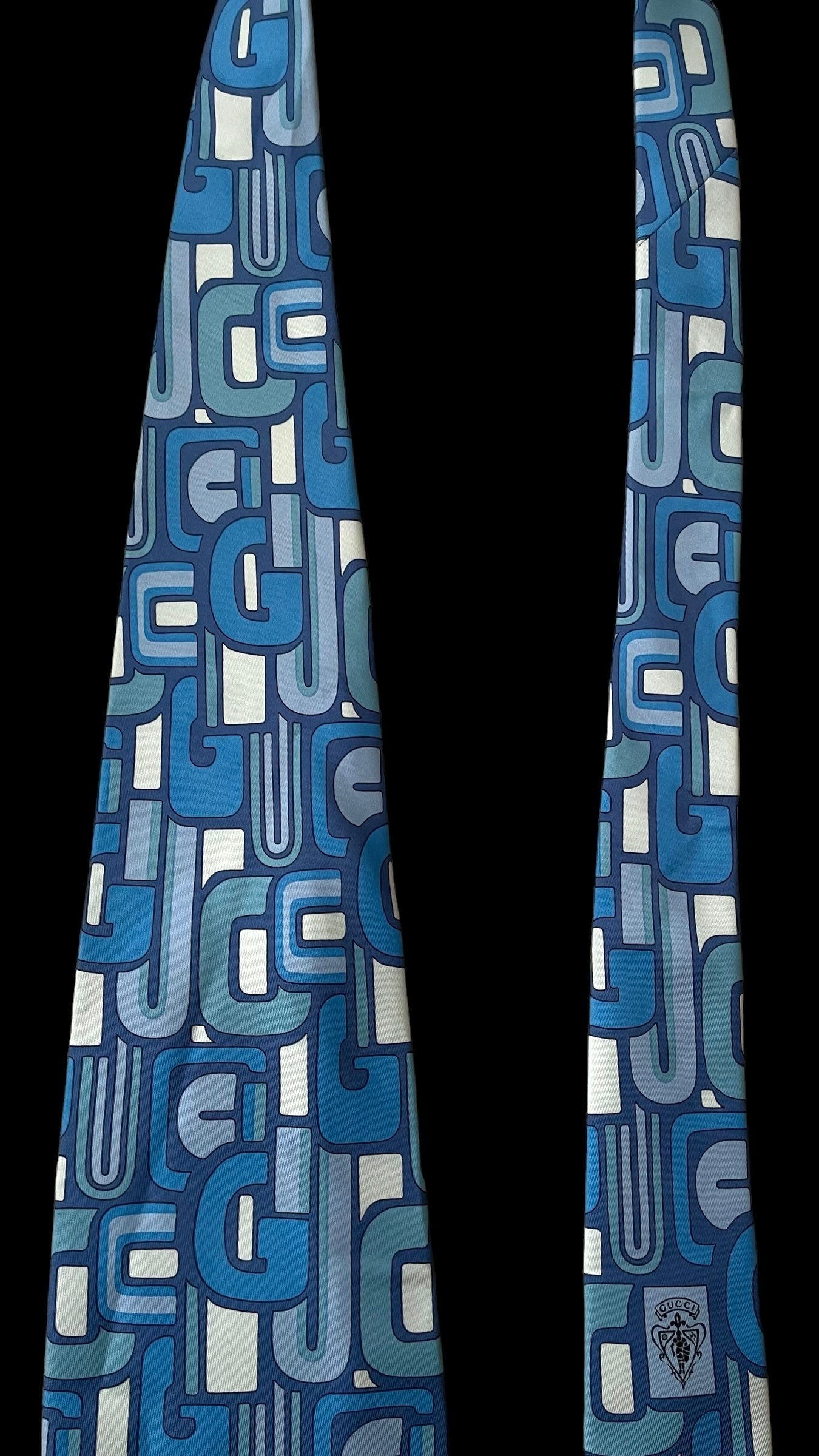 GUCCI blue abstract logos wide tie (9.5 cm by 147.5 cm)