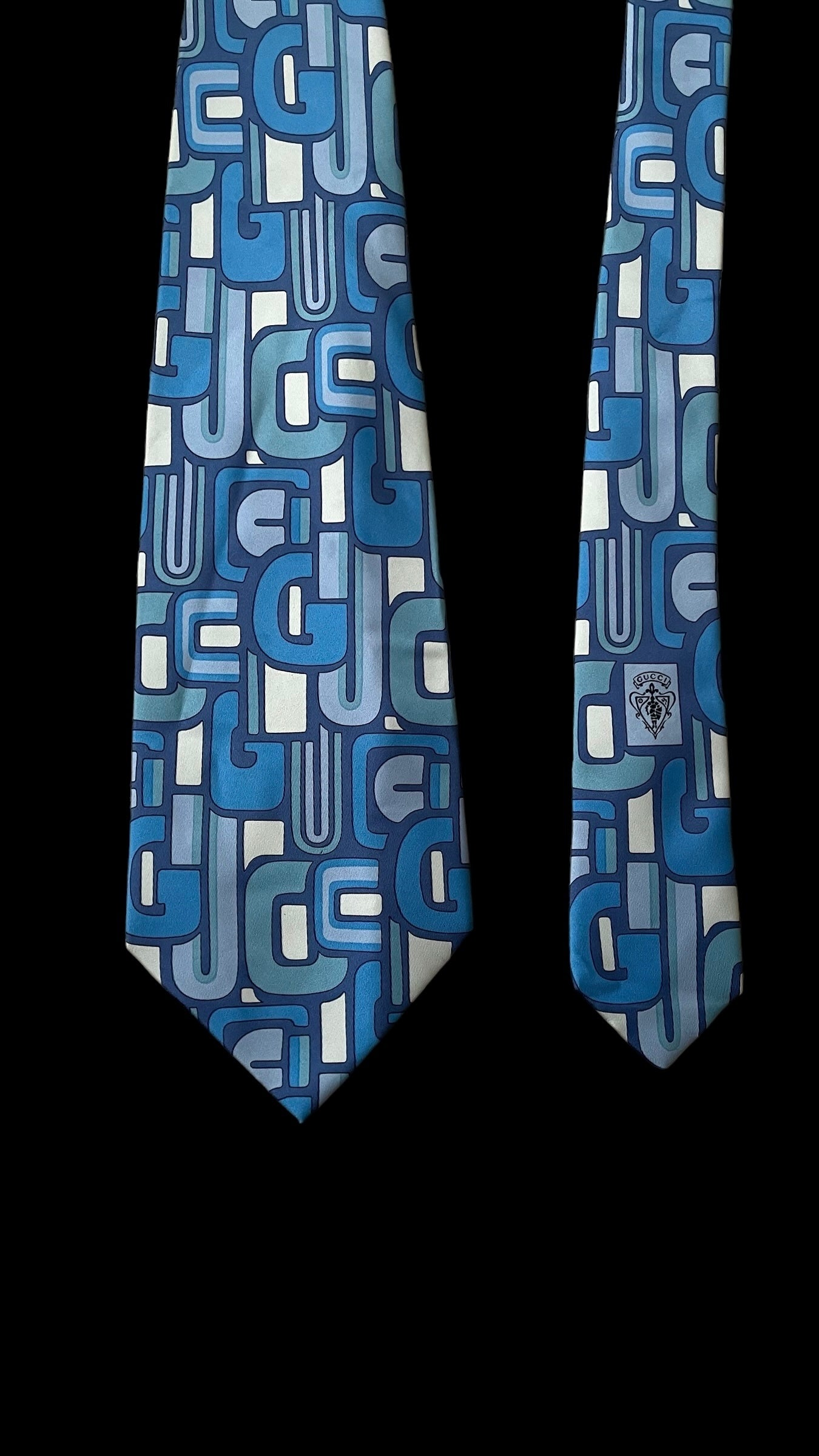 GUCCI blue abstract logos wide tie (9.5 cm by 147.5 cm)