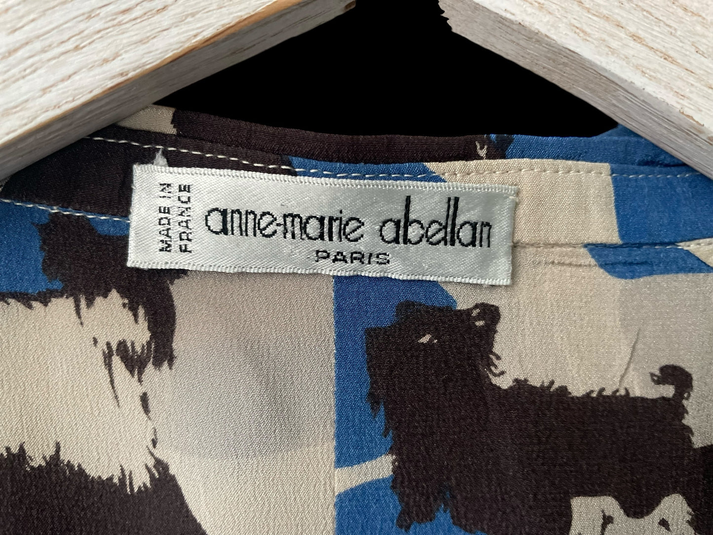 ANNE-MARIE ABELLAN Vintage Grey Abstract Dogs  Short Sleeve Silk Top. (Women’s Size 12/14)