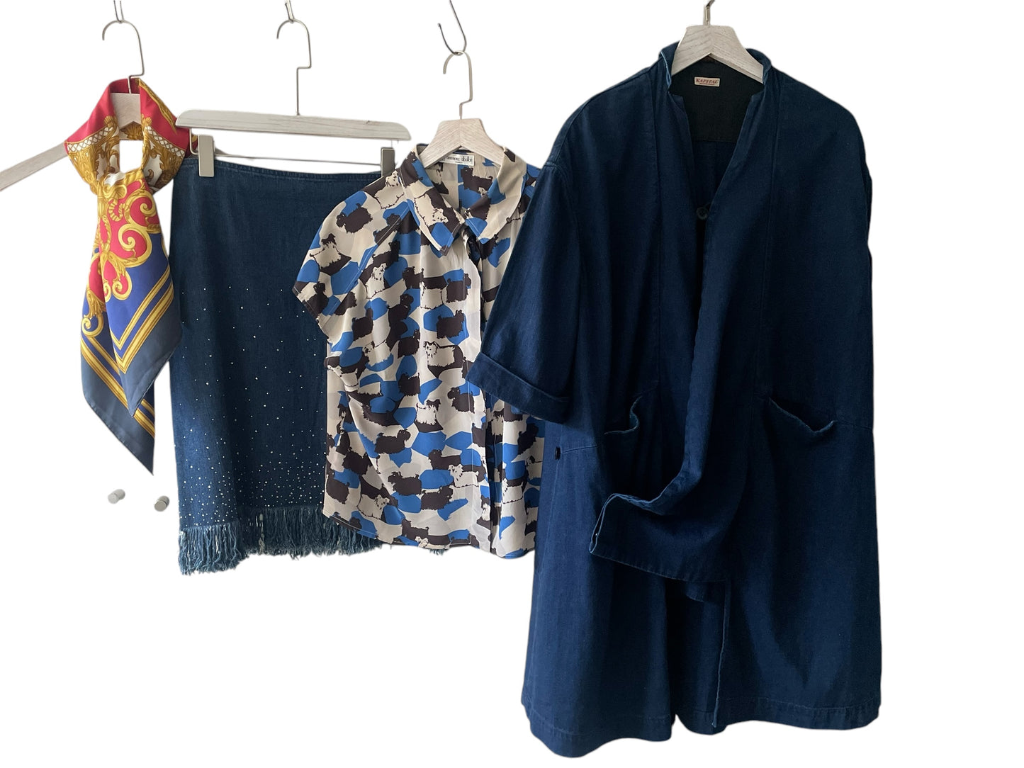 ANNE-MARIE ABELLAN Vintage Grey Abstract Dogs  Short Sleeve Silk Top. (Women’s Size 12/14)