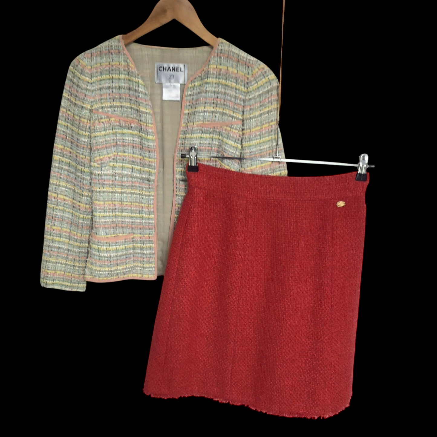 CHANEL Vintage Light Grey Tweed Jacket. Size 34 (Extra Small).