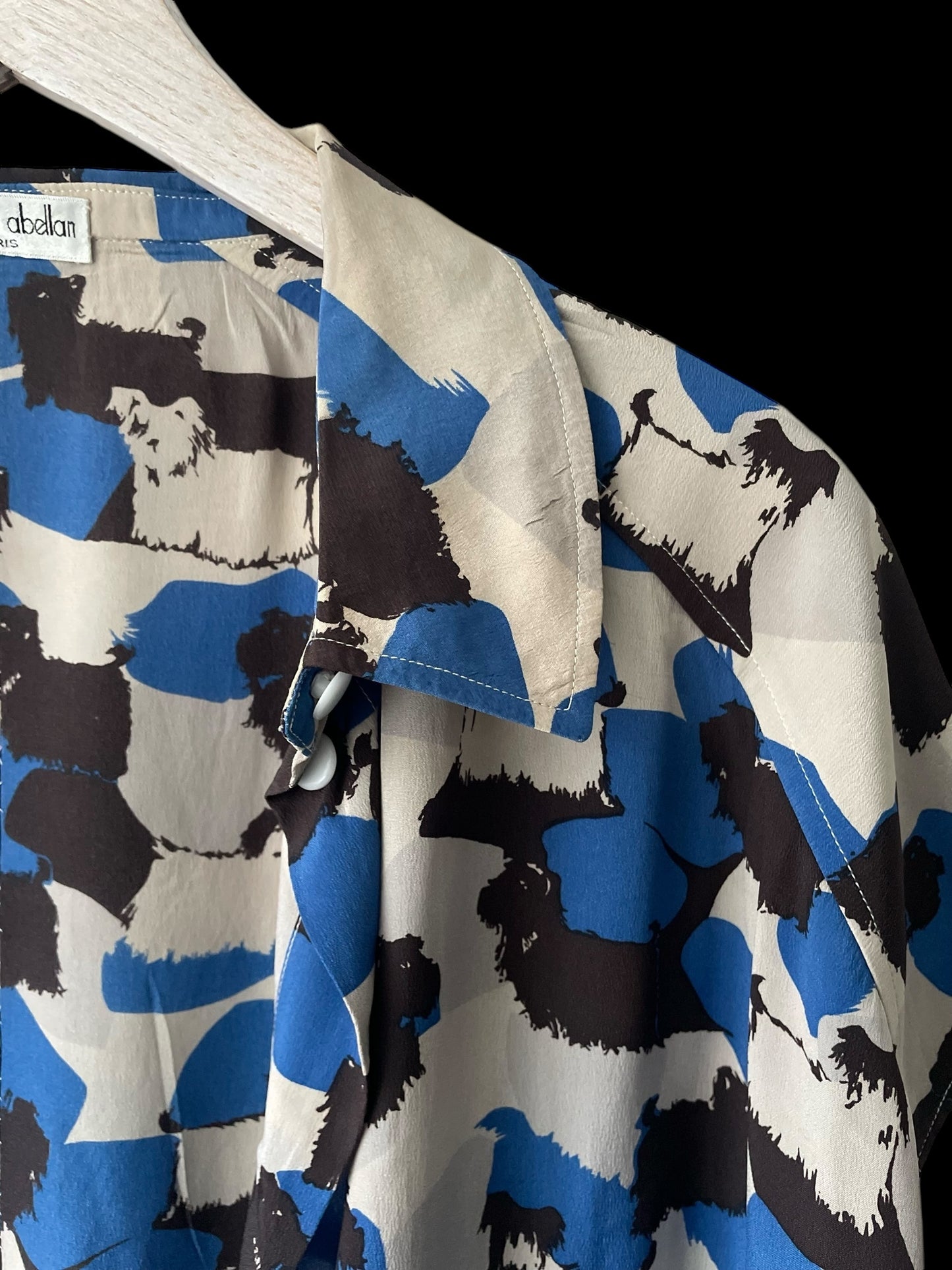 ANNE-MARIE ABELLAN Vintage Grey Abstract Dogs  Short Sleeve Silk Top. (Women’s Size 12/14)