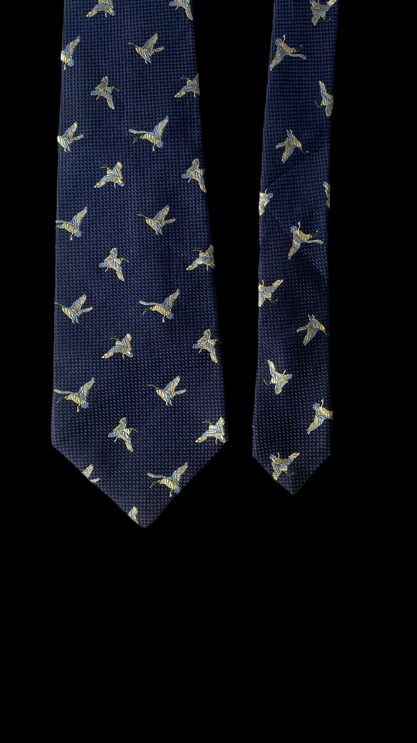 Vintage navy blue birds silk tie by SALVATORE FERRAGAMO (9.5 cm by 147 cm)