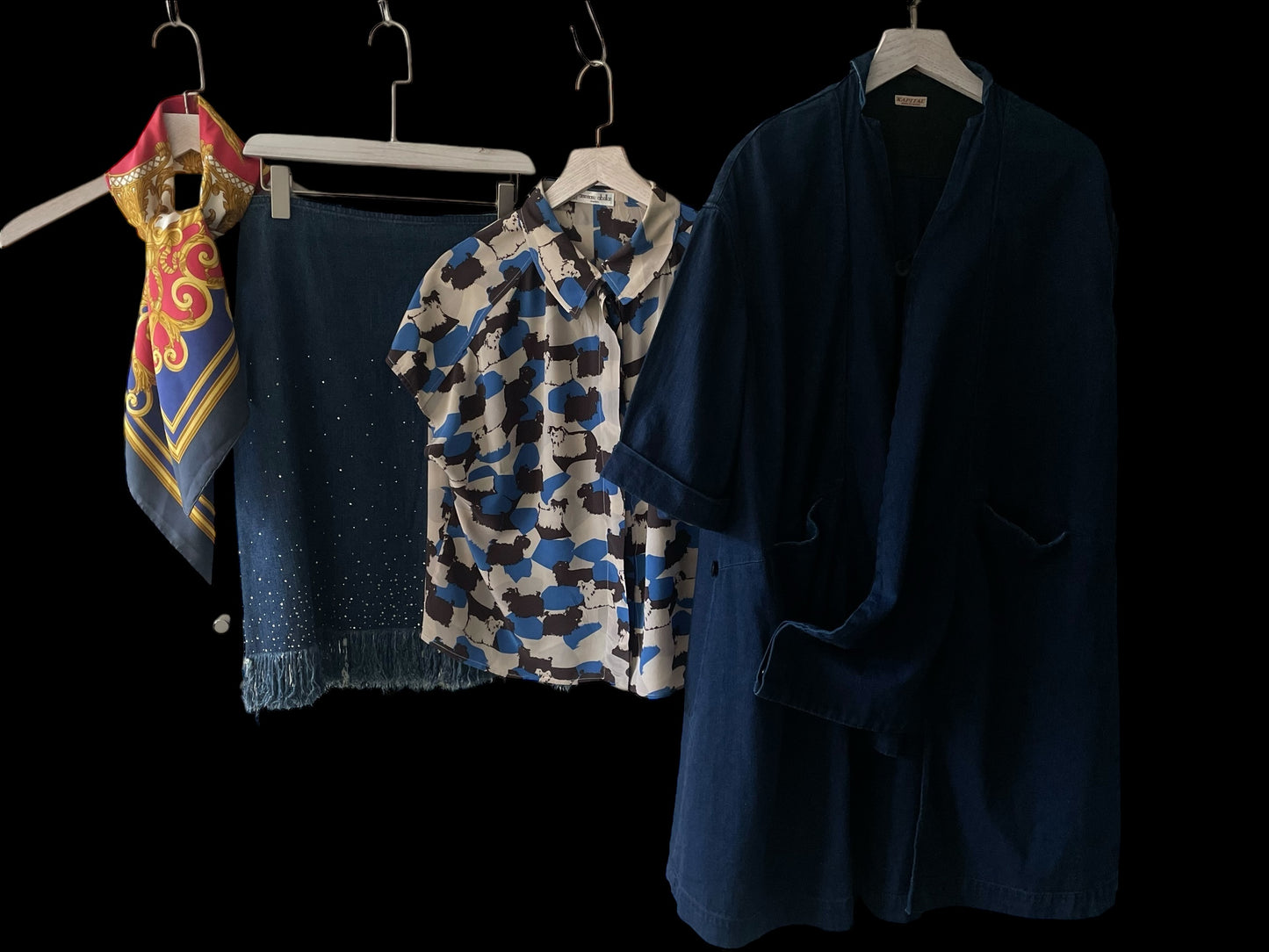 ANNE-MARIE ABELLAN Vintage Grey Abstract Dogs  Short Sleeve Silk Top. (Women’s Size 12/14)