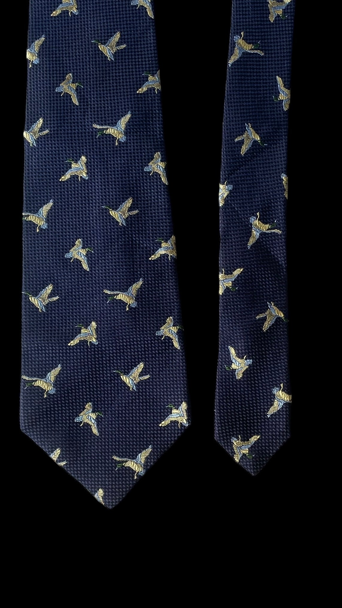 Vintage navy blue birds silk tie by SALVATORE FERRAGAMO (9.5 cm by 147 cm)