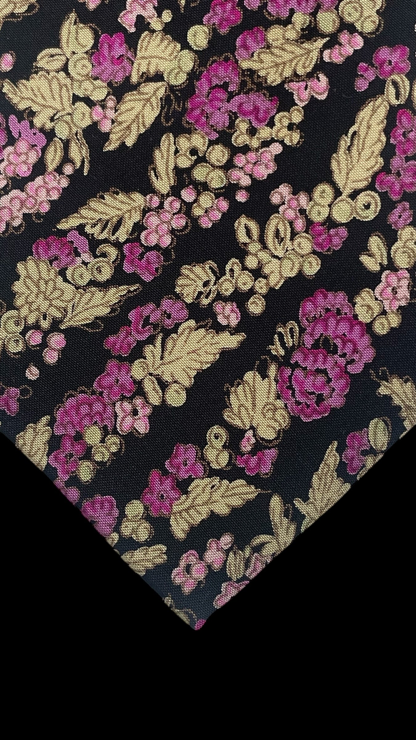 AQUASCUTUM Vintage Black Floral Silk Tie  (8.6 cm by 141 cm) Medium Front Size.