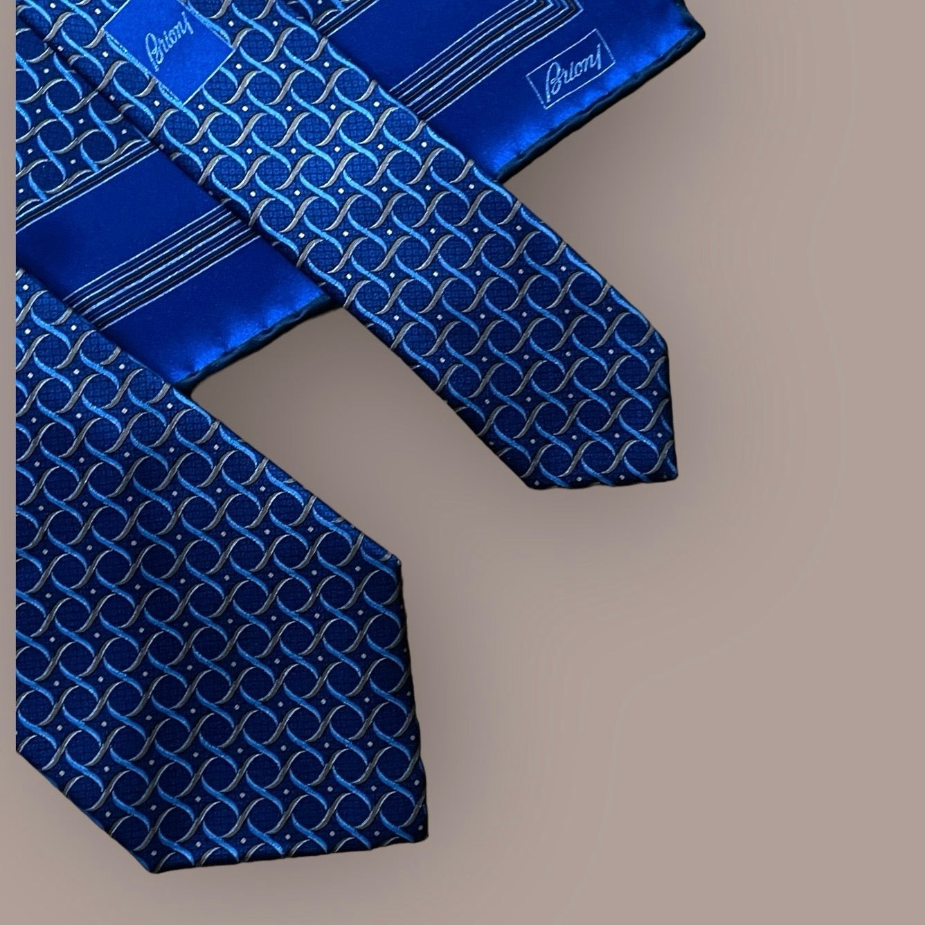 BRIONI Vintage Crepe Silk Tie-Pocket/Square set. Electric-blue geometric printed.