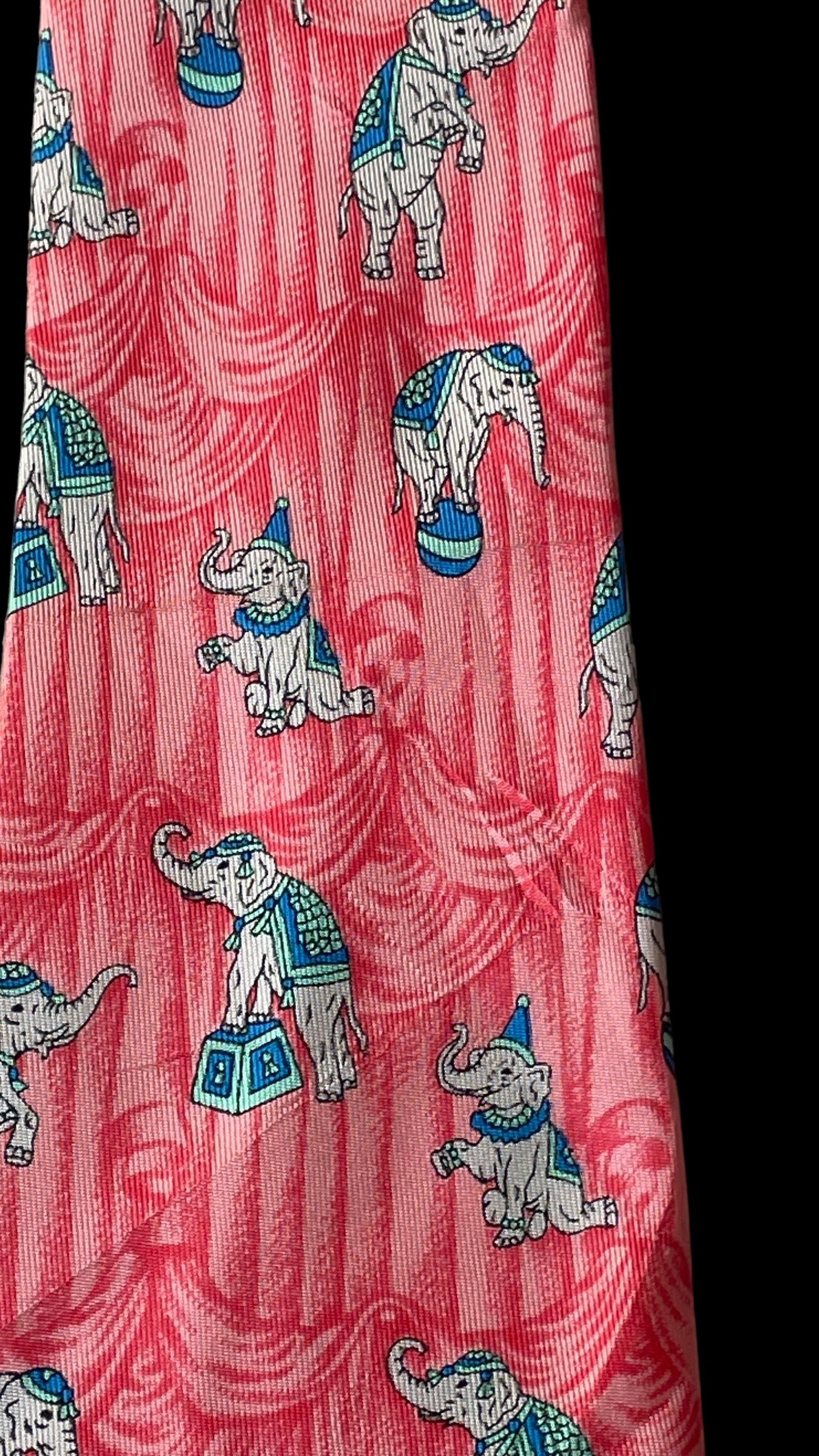 Vintage pink cirque silk tie by ANDRE CLAUDE CANOVA (9.8 cm by 147 cm)