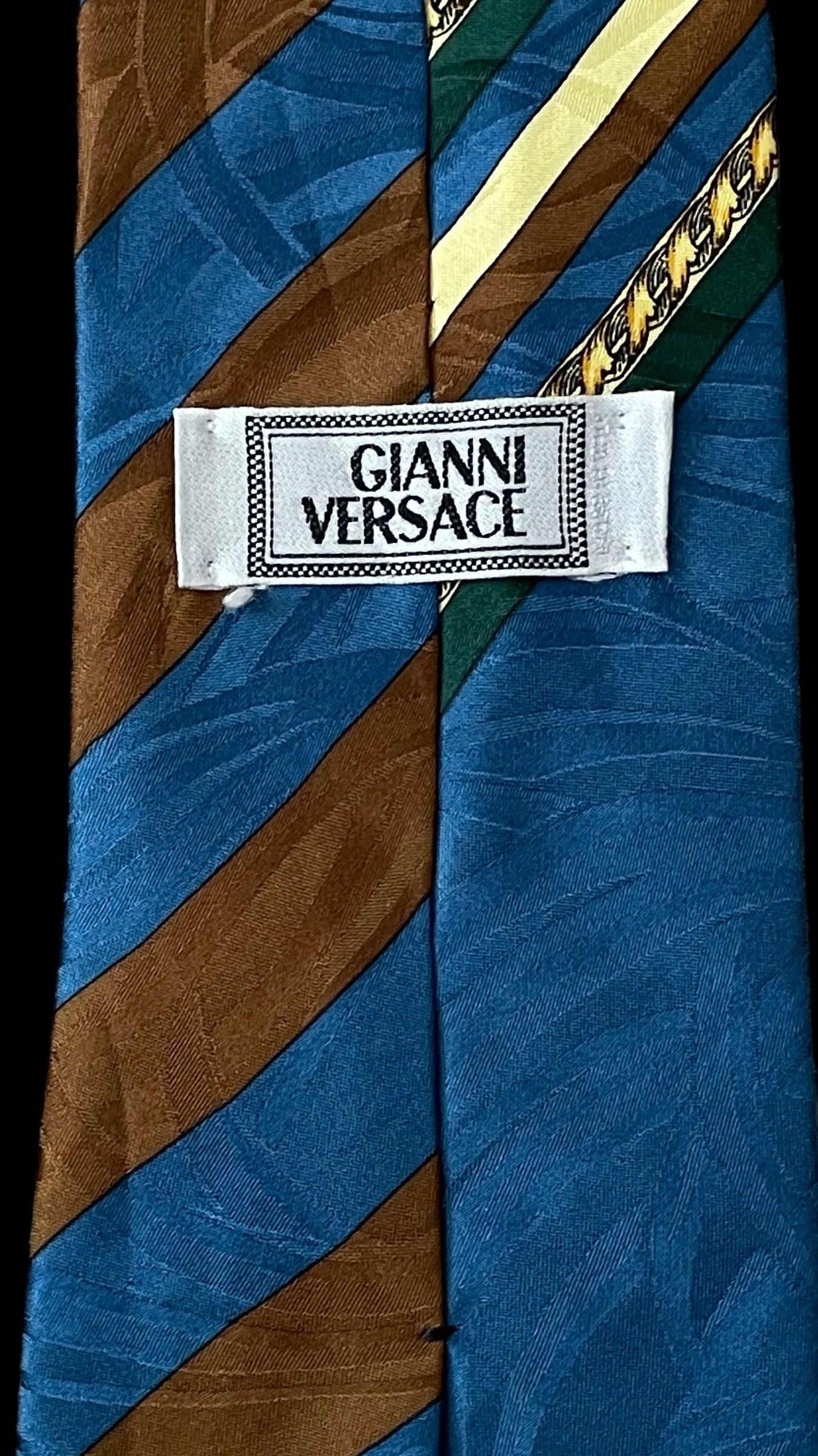 Vintage green abstract crepe silk jacquard tie by GIANNI VERSACE (9.5 cm by 147 cm)